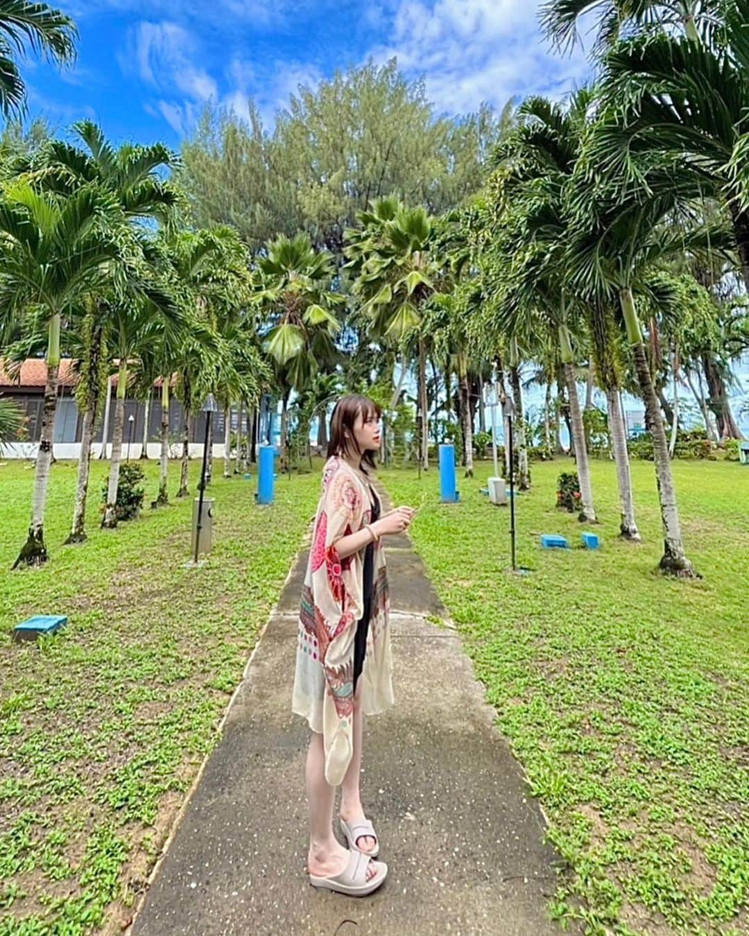 山崎怜奈さんのインスタグラム写真 - (山崎怜奈Instagram)「🥥 明日4/24(月)のTOKYO FM「山崎怜奈の誰かに話したかったこと。」は、ルートインホテルズさんの提供でお送りする ダレハナmeetsサイパンスペシャル！  サイパンの魅力をたっぷりお伝えするために 番組のスタッフさんと事前取材に行ってきました！ 　  今回泊まったのはグランヴィリオリゾートサイパン。 朝食を食べる場所のすぐ隣にプールがあって、さらにヤシの木のトンネルを抜けるとプライベートビーチが🌴  お部屋も広くて、ソファーやイスも複数あったので 夜にはディレクターさんとプロデューサーさんと集まって 超真剣にトランプ遊びしました。笑  もちろん日当たりも抜群で、持って行った服を マリンアクティビティ後に洗って窓際で干せば すぐ乾いてくれるのも、ありがたいポイントでした。  他にも、水平線が見えるクリスタルタワー10階のレストランなど、充実したホテル滞在でした！  #ダレハナmeetsサイパンスペシャル #TOKYOFM  #山崎怜奈 #ダレハナ #Saipan #routeinnhotels #Mariana #grandvrioresortsaipan  #サイパン #ルートイン #グランヴィリオリゾートサイパン #マリアナ #日本人スタッフ #オーシャンビュー」4月23日 22時02分 - rena_yamazaki.official