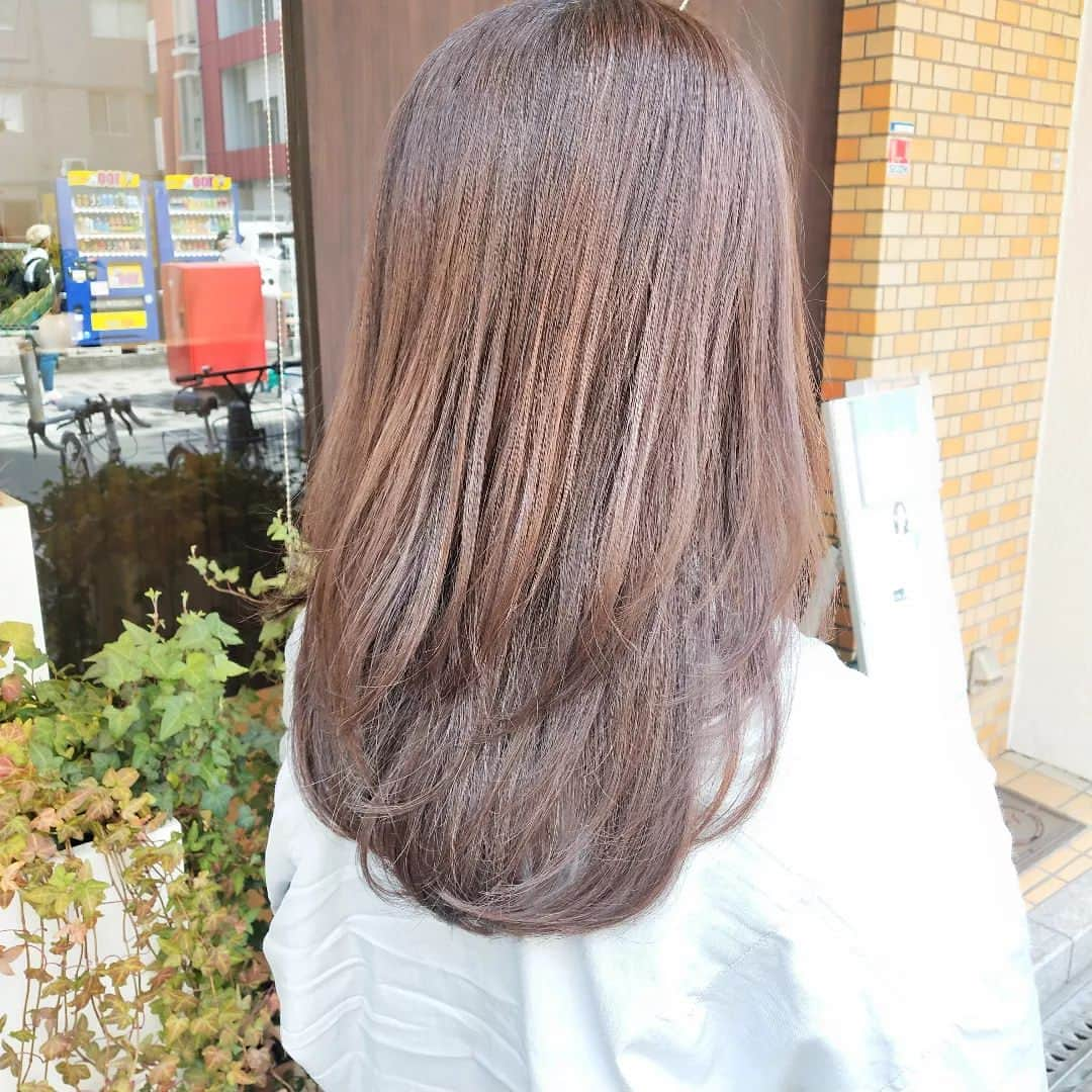 IMAGINE-hairさんのインスタグラム写真 - (IMAGINE-hairInstagram)「いつもありがとうございます😌  ✄お客様スタイル✄  ☆ロングスタイル☆  ナチュラルなストレートロングスタイル✨ 酸性のストレートで乾かすだけでツヤツヤさらさら✨  スタイリング 👉ブローのみ、軽いスプレーワックス仕上げ  メニュー 👉酸性ナチュラルストレート＋カット　¥18,150-  秋山はこんな美容師です。 ✄30代、40代、50代のお客様から支持して頂いてます。 ✄ショートスタイル、ボブスタイルが大得意です。カット技術には自信あるので、まとまりやすく朝のスタイリングを楽にします。 ✄生えグセ、髪質、頭の形等をしっかり見て、顔の黄金比に合わせて小顔小頭スタイルにします。 ✄かれこれ20年。髪質、ヘアスタイル、頭皮の事等どんな悩みもお任せ下さい。  IMAGINEは、こんな方におすすめのヘアサロンです ❁トップをふんわりさせたい方 ❁つむじ割れが気になる方 ❁毎日のスタイリングを楽に決まるようにしたい方 ❁パサつき、ぺたんこ、うねり、頭皮トラブルなど大人女性のお悩みを持たれてる方 ❁小顔、小頭にしたい方  IMAGINEでは、、、 ・髪の毛、頭皮の様々なお悩みを解消します。 ・パサつき、ぺたんこ、うねり、細毛、抜け毛など大人女性のお悩みもお任せ下さい。 ・日本で唯一のパーマでぺたんこ、つむじ割れを解消します。 ・毎日のスタイリングが楽になるように傷めずまとまり長持ちするヘアスタイルを提供します。 ・顔、頭の黄金比(美しく見えるバランス)をベースに小顔、小頭のヘアスタイルにします。  【IMAGINE天神橋店の料金】 ❁カット　¥6,600 ❁カット＋ファイバープレックスカラー　¥15,950 ❁カット＋ファイバープレックスカラー＋トリートメント　¥20,570 ❁根元ふんわりパーマ＋カット　¥14,850 ❁つむじ割れ解消ポイントパーマ＋カット　¥11,550 ❁酸性ナチュラルストレート＋カット　¥18,150  【アクセス】 〒530-0041 大阪市北区天神橋３−６−２２ TEL  ０６−６３５１−８０２０  詳しくはホームページをご覧ください www.imagine-hair.com  【定休日】毎週月曜日、第2,3,5火曜日  【受付時間】 　【火】12：30～18：00 　【水−土】10：00～18：30 　【日・祝】10：00～17：30  ご予約や気になる方、メニューなどのご相談は お電話(０６−６３５１−８０２０)もしくはDMからお気軽にご連絡下さい❁¨̮   #ショート#ショートヘア#ショートヘアスタイル#ボブ#ボブショート#ショートボブ#ボブヘア#パーマヘアスタイル#インナーカラー#デジタルパーマ#ストレートパーマ#メンズパーマ#ファイバープレックス#つむじ割れ解消#つむじ#脱白髪染め#ハイライト#30代ヘア#40代ヘア#50代ヘア#天神橋美容室#天満美容室#南森町美容院#天神橋美容院#天満#南森町#扇町#天神橋#天神橋筋商店街」4月23日 21時54分 - imagine.365.359