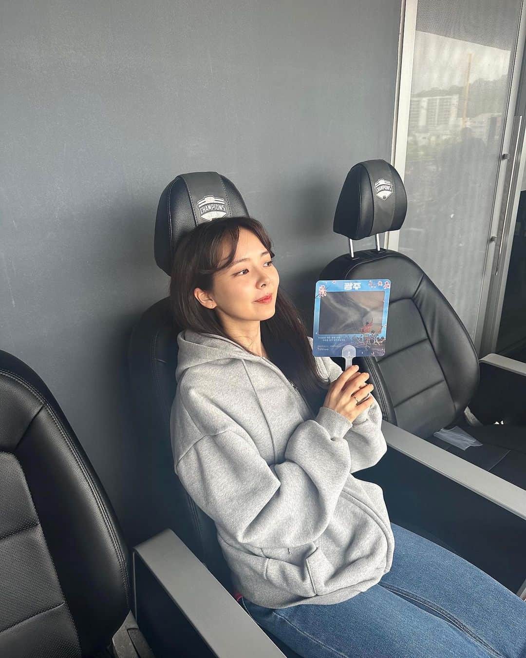 ヒョウン のインスタグラム：「야구 너무 재밌네요🥹 #애국가제창 🌸」