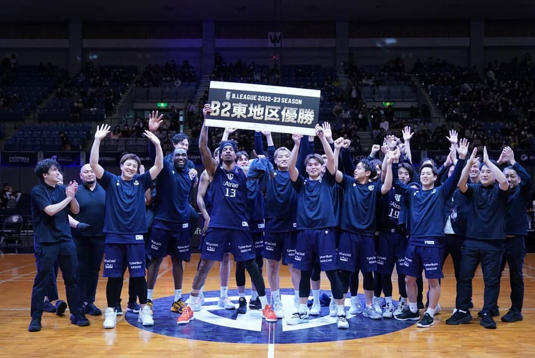 のインスタグラム：「60試合が終わりいよいよ最終関門へ🔥 プレーオフの経験値ここで発揮し必ず優勝へ🏆🔥  創設2年目でB2 最高勝率、地区優勝はみんな(選手、スタッフ、クラブスタッフ、関係者様)が良くしようと取り組んだ結果ですし、スポンサー様やボランティアの皆様、ブラックネイビーのブースターの皆様もアルティーリのミッションを信じてついてきてくれたおかげです👏ありがとうございます👏  プレーオフはホームの力がめちゃくちゃ大きいです‼︎ 一丸となって戦ってください🔥🏆  チケットはお早めに💙」