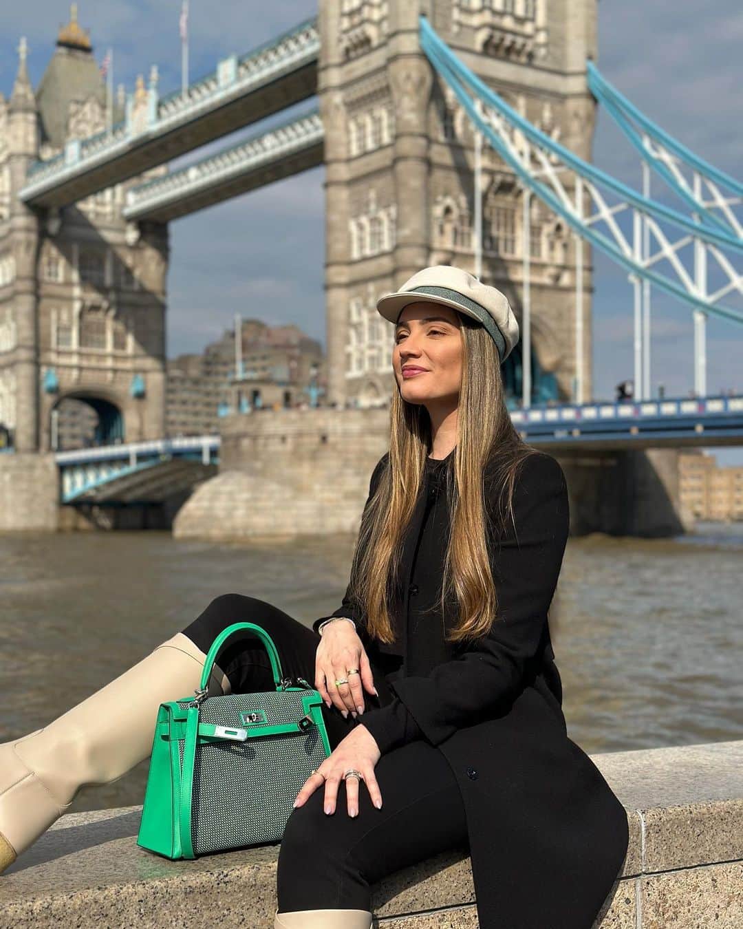 アナ・マリア・カゼミーロのインスタグラム：「London🇬🇧💚」