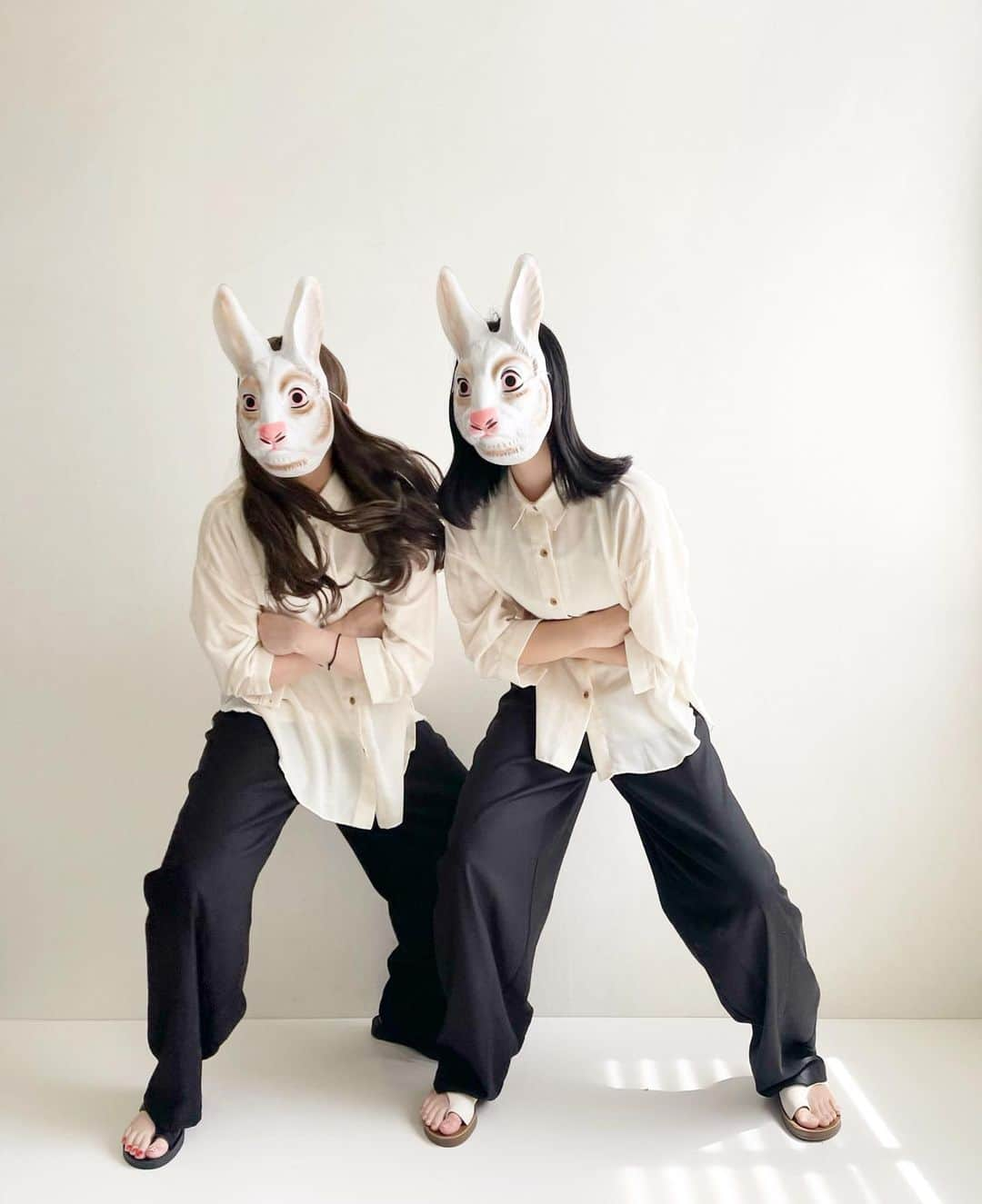 AYUMIのインスタグラム：「🐰&🐰 今日の母と娘 ・ スワイプ→→して見てね ・ ①枚目　はい、はい、なるほど〜 ②枚目　それでは、お疲れ様で〜す ③枚目　は？まだ帰れないよ ④枚目　スンッ ・ 4月に入ってから マジで毎日バタバタ ・ 息子は高2になり 娘は中学生になり ・ 息子は朝練⛹️‍♂️スタートで 息子は毎朝5時起き ほんでワシは 朝4時45分起きで 息子の弁当して 5時45分に息子送る ・ もう マジで 朝 ・ カオス ・ 土日が嬉し過ぎる ・ 4月に入り 息子も娘も学校での身体測定で 息子は186.7㎝ 娘は161㎝ 兄さん、どこまでいくつもりなん？ 娘は170㎝いきたくて毎日ジャンプして骨を刺激してる(意味あるか知らんけど) ・ 娘の予定表に来月中間テスト って書いてあってんけど またや また 始まる この感じ ・ 兄さんの入試終わったと 思ったら 次 また 娘やん ・ もうさ 何回でも言うわ 何回でも言わして ・ 頼むから 受験制度やめて 大学まで義務教育にして下さい ・ 頼むわ🤣🤣🤣🤣🤣 ・ ・ ほんで今日の 🩴親子サンダル🩴 @welleg_shoes  4/28までタイムセール中!! コレも2,999円 安過ぎやし サイズ展開がSSから3Lまであるから ピッタリのサイズが見つかる♡ マジで履きやすい◎ カラーは多過ぎて 意味不明 ・ 笑 ・ ストーリーズ載せとくね♡ ・ アカン 明日 もう月曜日やん また4時45分起きやん ・ どないすんねん ・ 今から風呂入って 明日の準備して 寝るの何時やねん いつ韓ドラみれんねん ・ しんどいてーーーー ・ はよ 金曜日の夜 来てくれーーーーーー ・ ・ #母さん#永遠に#睡眠不足#金曜日まで#長いって#親子#春#サンダル#ウェレッグ#welleg#japan#fashion」