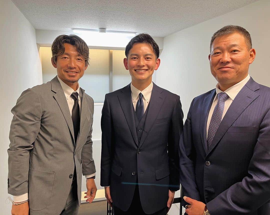 のインスタグラム：「. スワローズvsジャイアンツ  福留孝介さん、鳥谷敬さんとご一緒させていただきました  私が少年野球の頃から見ていたお二人と、神宮球場で仕事という形で携わることができ、とても幸せでした  いまになって、これをお聞きしたかったということがたくさん出てきます  より一層、仕事を追求して行こうと強く思います  野球の奥深さ、緻密さ、難しさを教えていただきました  ありがとうございました！  #プロ野球 #福留孝介 さん #鳥谷敬 さん #大川立樹 #swallows  #giants #ヤクルトスワローズ」
