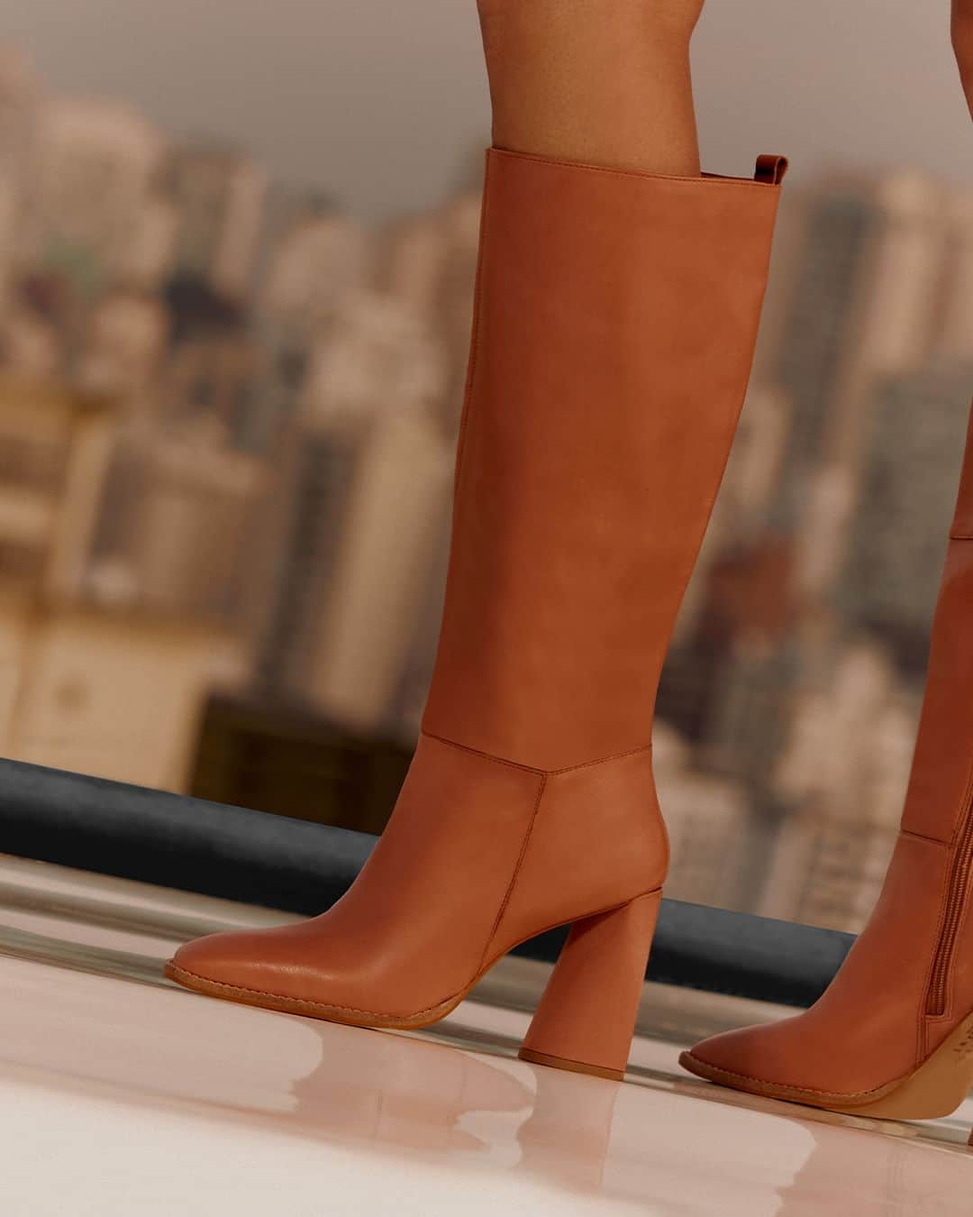 Santa Lollaのインスタグラム：「Must have da coleção, a bota de salto invertido e cano longo garante o conforto térmico que o mood #inverno pede, além de agregar atitude fashion ao look. [ 05D5.3869.0392.0110 | R$799,90 ] #santalolla #santalollainv23 #SLboots #boots」
