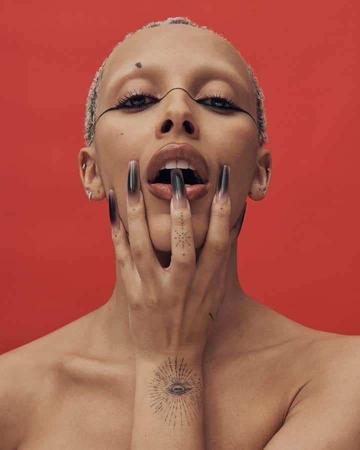 TIME Magazineのインスタグラム：「@dojacat is one of the 100 most influential people of 2023.   “She can’t be boxed in. She’s a rapper, a singer, a performance artist—she’s the canvas on which she expresses a character or an idea,” writes @bazluhrmann.   Read more, and see the full 2023 #TIME100 list, at the link in our bio. Photograph by Paola Kudacki (@paolakudacki) for TIME」