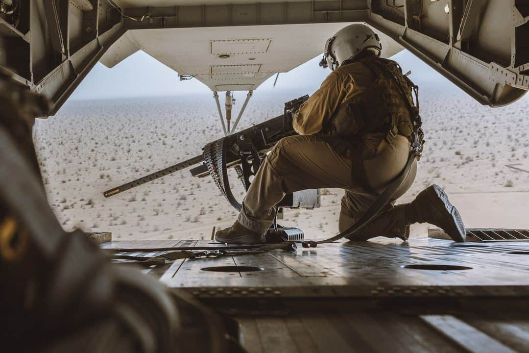 アメリカ海兵隊さんのインスタグラム写真 - (アメリカ海兵隊Instagram)「King Stallion 🐎   📍 Arizona and California (April 13, 2023)  A #MarineCorps CH-53K King Stallion with @2nd_MAW flies over areas of Arizona and California during a Junior Pilot Training exercise.  This training gives junior pilots the opportunity to fly in a new environment and build cohesion with their crew.   📷 (U.S. Marine Corps photo by Lance Cpl. Gideon M. Schippers)  #USMC #MarineAviation #aviation」4月23日 22時01分 - marines