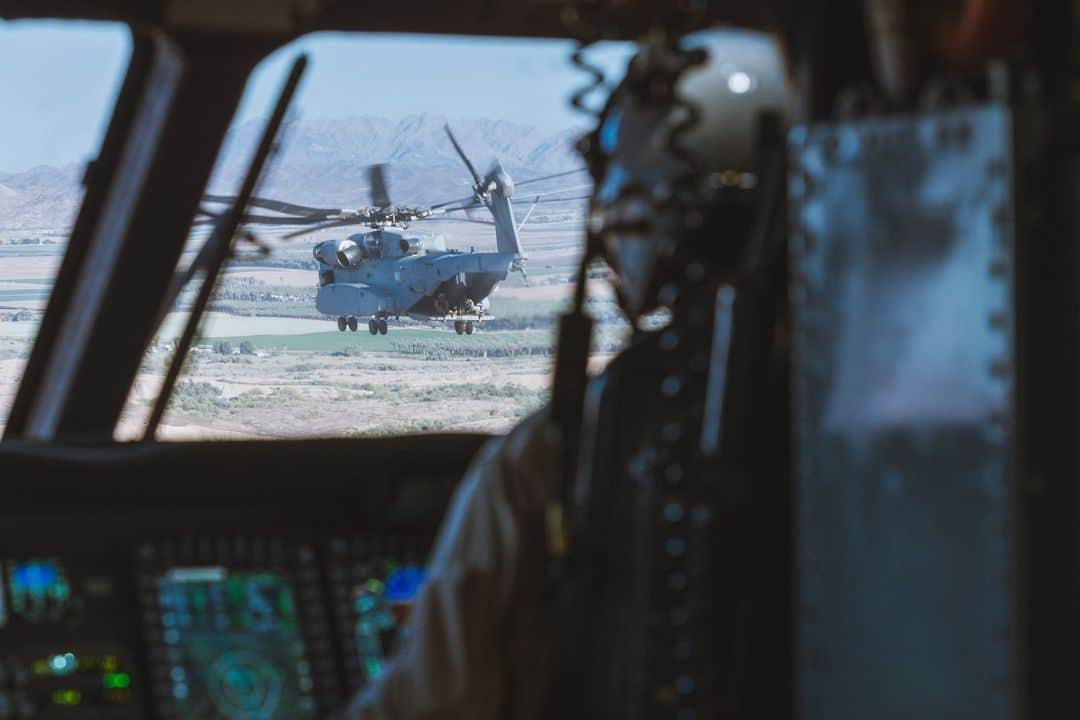 アメリカ海兵隊さんのインスタグラム写真 - (アメリカ海兵隊Instagram)「King Stallion 🐎   📍 Arizona and California (April 13, 2023)  A #MarineCorps CH-53K King Stallion with @2nd_MAW flies over areas of Arizona and California during a Junior Pilot Training exercise.  This training gives junior pilots the opportunity to fly in a new environment and build cohesion with their crew.   📷 (U.S. Marine Corps photo by Lance Cpl. Gideon M. Schippers)  #USMC #MarineAviation #aviation」4月23日 22時01分 - marines