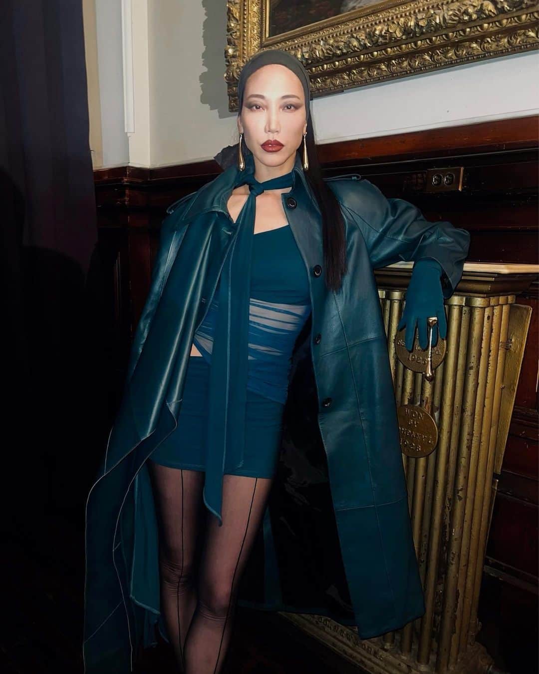 パク ・スジュのインスタグラム：「🪬MUGLER X HM 🪬  @cadwallader @haleywollens @julielangecasting @patmcgrathreal  @cyndiaharvey @naominailsnyc」