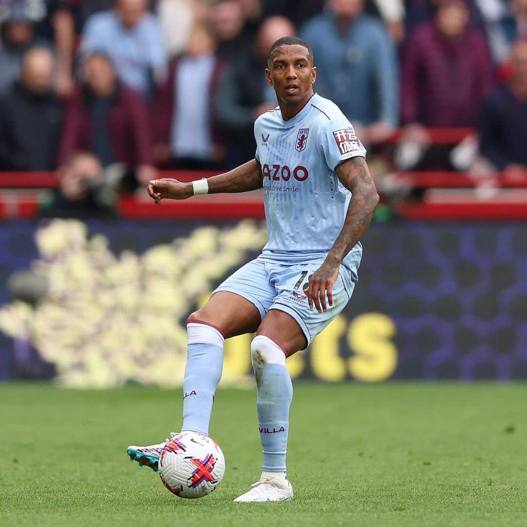 アシュリー・ヤングさんのインスタグラム写真 - (アシュリー・ヤングInstagram)「A hard fought point but a very good point away from home.   Back at home Tuesday with you our 12th man! 🤘🏾💜💙」4月23日 22時01分 - youngy_18