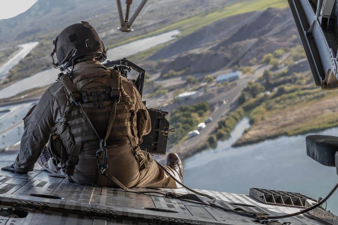 アメリカ海兵隊のインスタグラム：「King Stallion 🐎   📍 Arizona and California (April 13, 2023)  A #MarineCorps CH-53K King Stallion with @2nd_MAW flies over areas of Arizona and California during a Junior Pilot Training exercise.  This training gives junior pilots the opportunity to fly in a new environment and build cohesion with their crew.   📷 (U.S. Marine Corps photo by Lance Cpl. Gideon M. Schippers)  #USMC #MarineAviation #aviation」