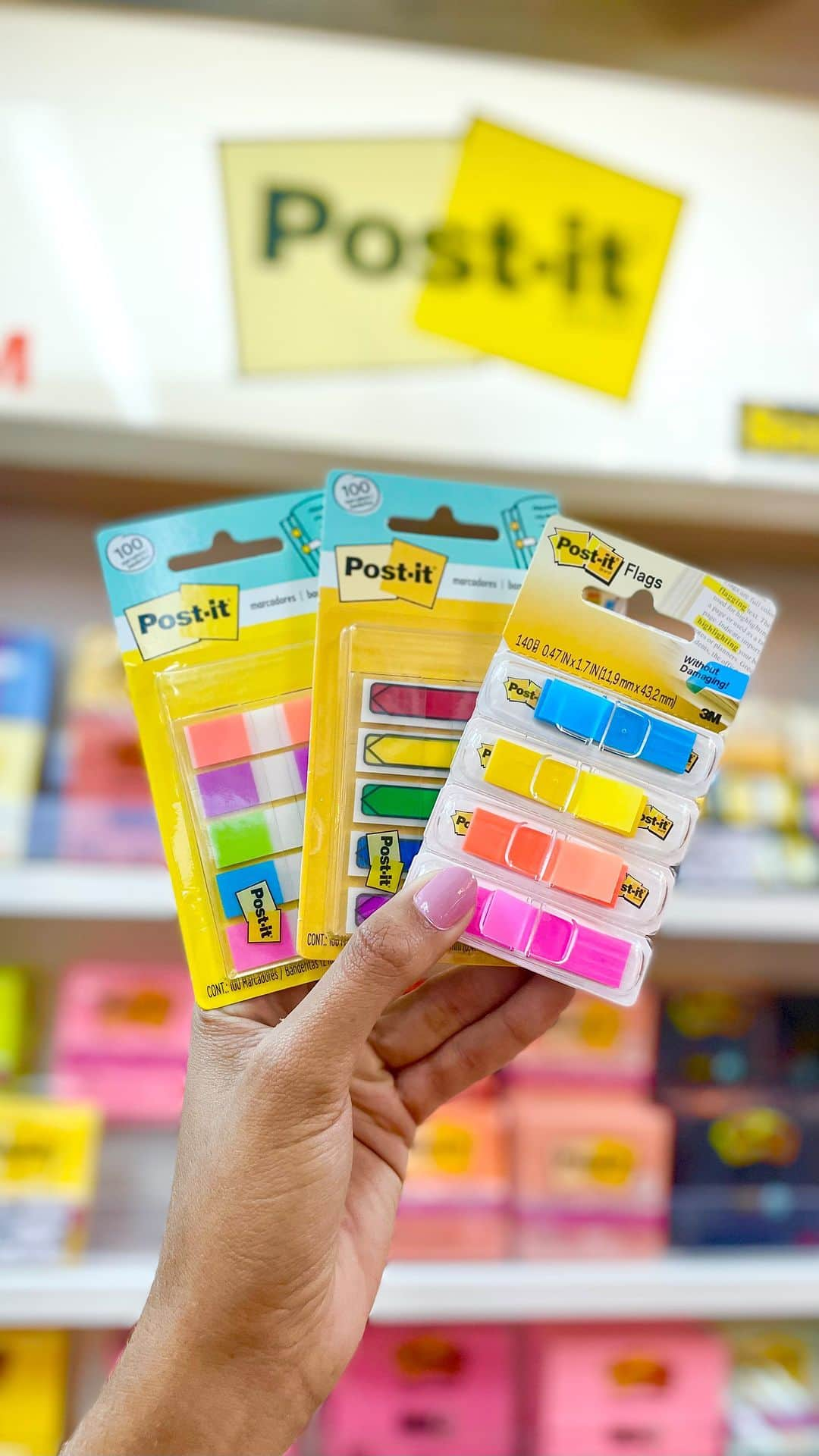 Post-it Brasilのインスタグラム：「Dia 23 de abril: Dia Mundial do Livro! 📖  Você sabia? 💡 📚 O Dia Mundial do Livro é uma data escolhida pela Organização das Nações Unidas para a Educação, a Ciência e a Cultura (UNESCO) para celebrar o livro e incentivar a leitura!  📚 Essa data foi escolhida em tributo aos escritores Miguel de Cervantes, Inca Garcilaso e William Shakespeare, que morreram em 23 de abril de 1616.   Os livros são muuuito importantes nas nossas vidas! E cada um tem seu jeitinho de fazer as anotações durante a leitura, né? 🤓  Com os materiais da @postitbrasil você tem várias possibilidades para marcar o seu livro favorito sem o risco de estragar! 🤩  Separamos alguns produtos incríveis para você conhecer e usar, sem deixar de preservar os seus livros! 😉  Escolha seu preferido e boa leitura!  Desperte Sua Criatividade! 💜」