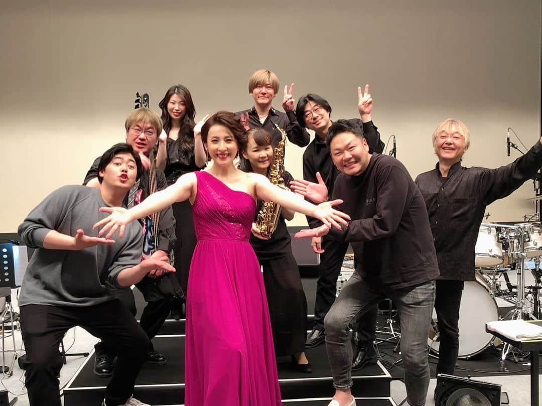 水田竜子のインスタグラム：「🎤🎤🎤 昨日22日に開催された 「水田竜子30周年記念リサイタル」❤︎ ・ お陰様で無事に終えることが出来ました‼️ 全国から駆けつけてくださった皆様❤︎ 本当にありがとうございました‼️ ・ 私自身が構成をさせて頂いたステージ🎤 心を込めてお送りしました。 ・ 最高に幸せな時間でした‼️ ・ ありがとうございましたー💕 ・ 写真は、昨日のバンドメンバーさんと❗️ 「カラオケ喫茶・竜子」の皆さんでーす😃 ・ ・ #水田竜子  #Japan #singer #演歌 #30周年記念リサイタル #関内ホール #ありがとうございました」