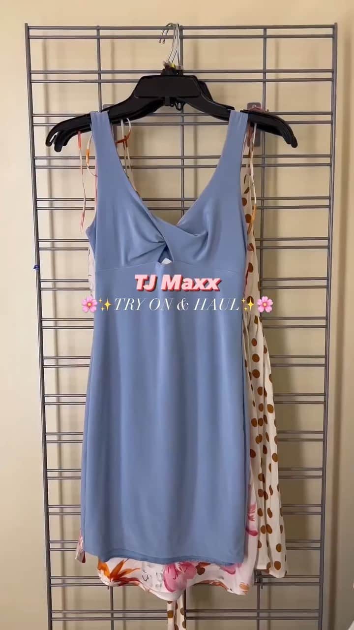 T.J.マックスのインスタグラム：「Hello, major dress envy! Which👗 is your fave? (📸: @socialbykim)」