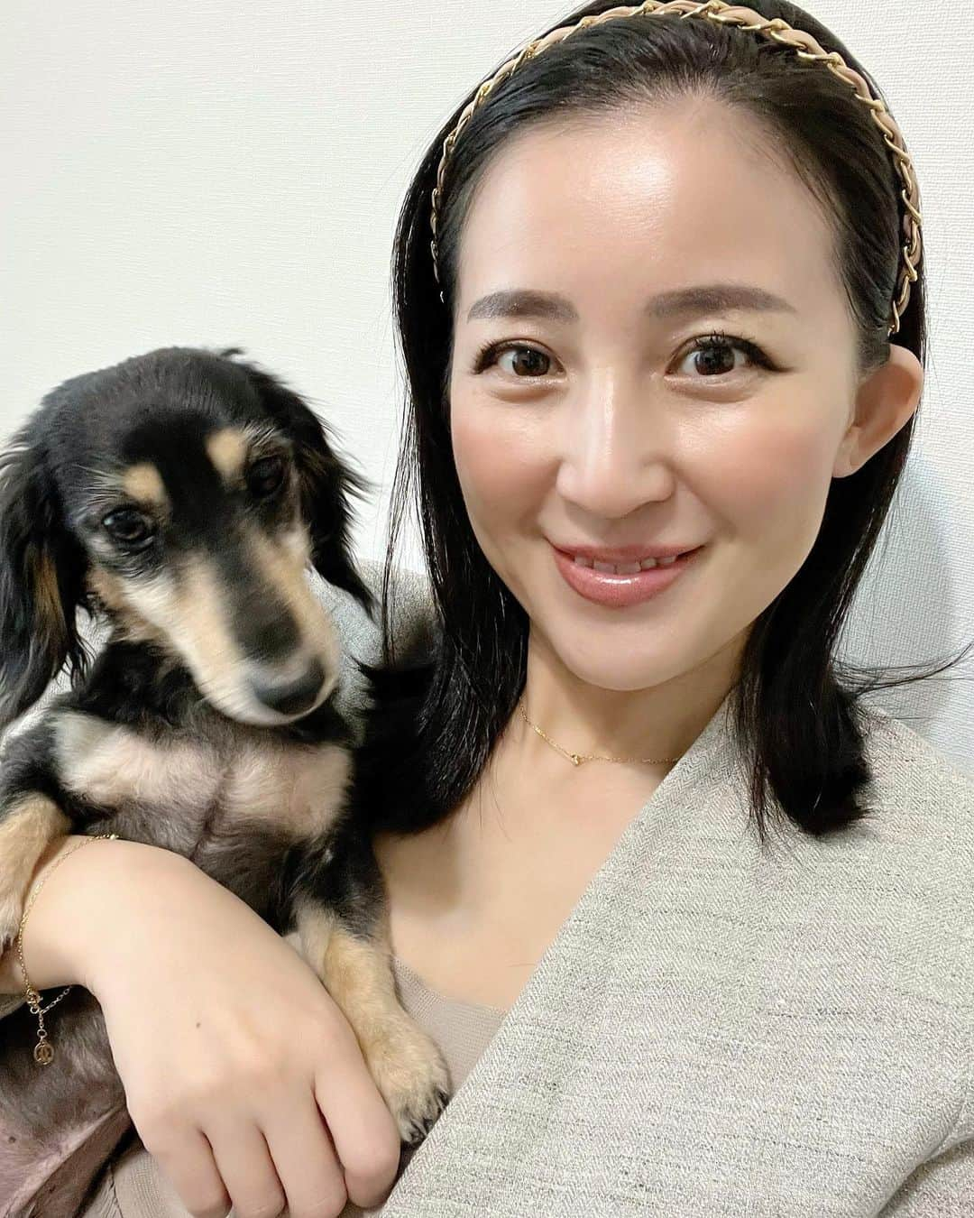 来栖あつこさんのインスタグラム写真 - (来栖あつこInstagram)「🐶😗  結局、2ショットより ムー単体の方が いい写真😅  #ムーちゃん #ムシャ  #dog  #ダックスフンド #dackshund  #犬 #狗 #개 #Hund #cane #chien  #miniaturedachshund  #ミニチュアダックスフンド  #dogstagram  #リス顔 #猫顔 #たぬき顔  #atsukokurusu  #来栖あつこ  #アヒル口」4月23日 22時04分 - atsukokurusu