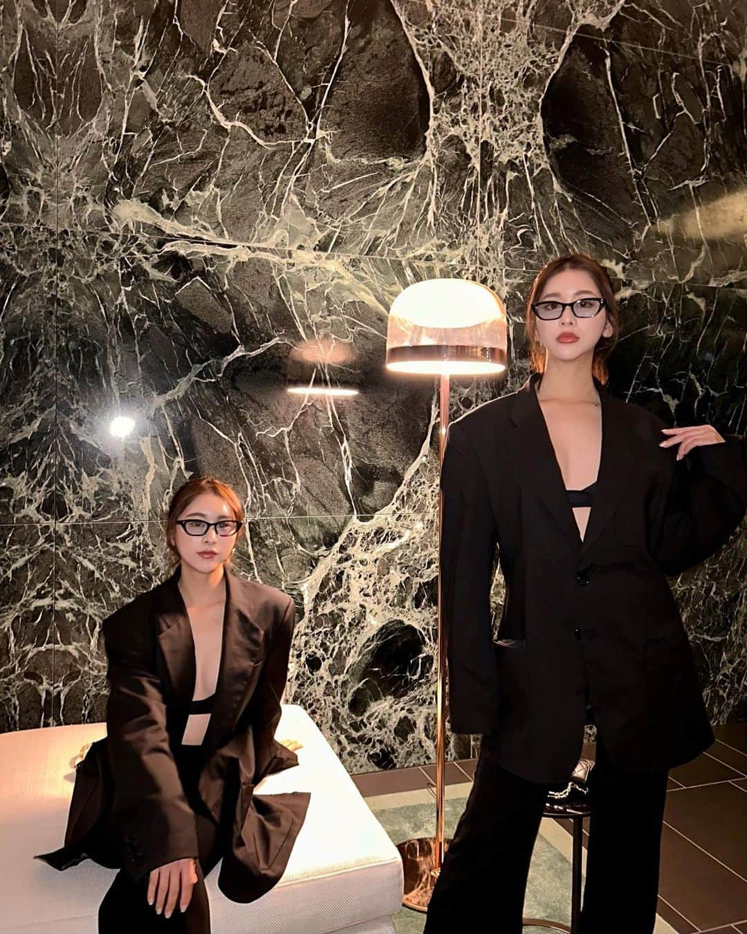 twinsりなりかさんのインスタグラム写真 - (twinsりなりかInstagram)「We went Blugari Hotel Tokyo last night It was classy atmosphere  you can see the entire city from that hotel bar🖤🖤  新しくできたブルガリホテルのBarへ、 内装がとても落ち着いていておしゃれでした🖤🖤🖤 東京の夜景も一望できたよ！  #bulgari #bulgarihotel #tokyo #ブルガリホテル東京 #銀座」4月23日 22時05分 - rinarika__