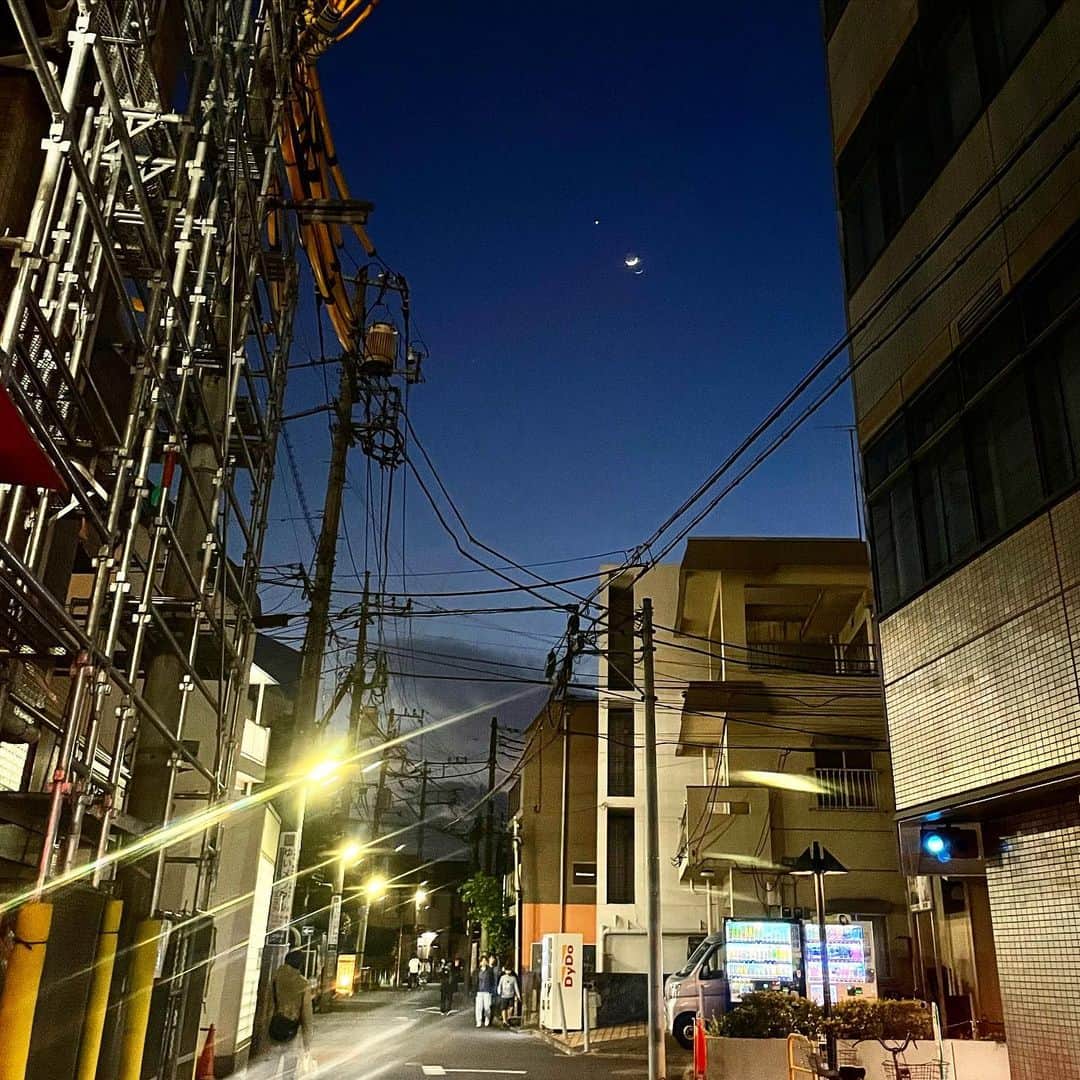 森田繁さんのインスタグラム写真 - (森田繁Instagram)「吉祥寺、いせや本店を出て空を振り仰げば金星を抱いたほっそり三日月が西の空へ駆け下りていく。」4月23日 22時07分 - siglic