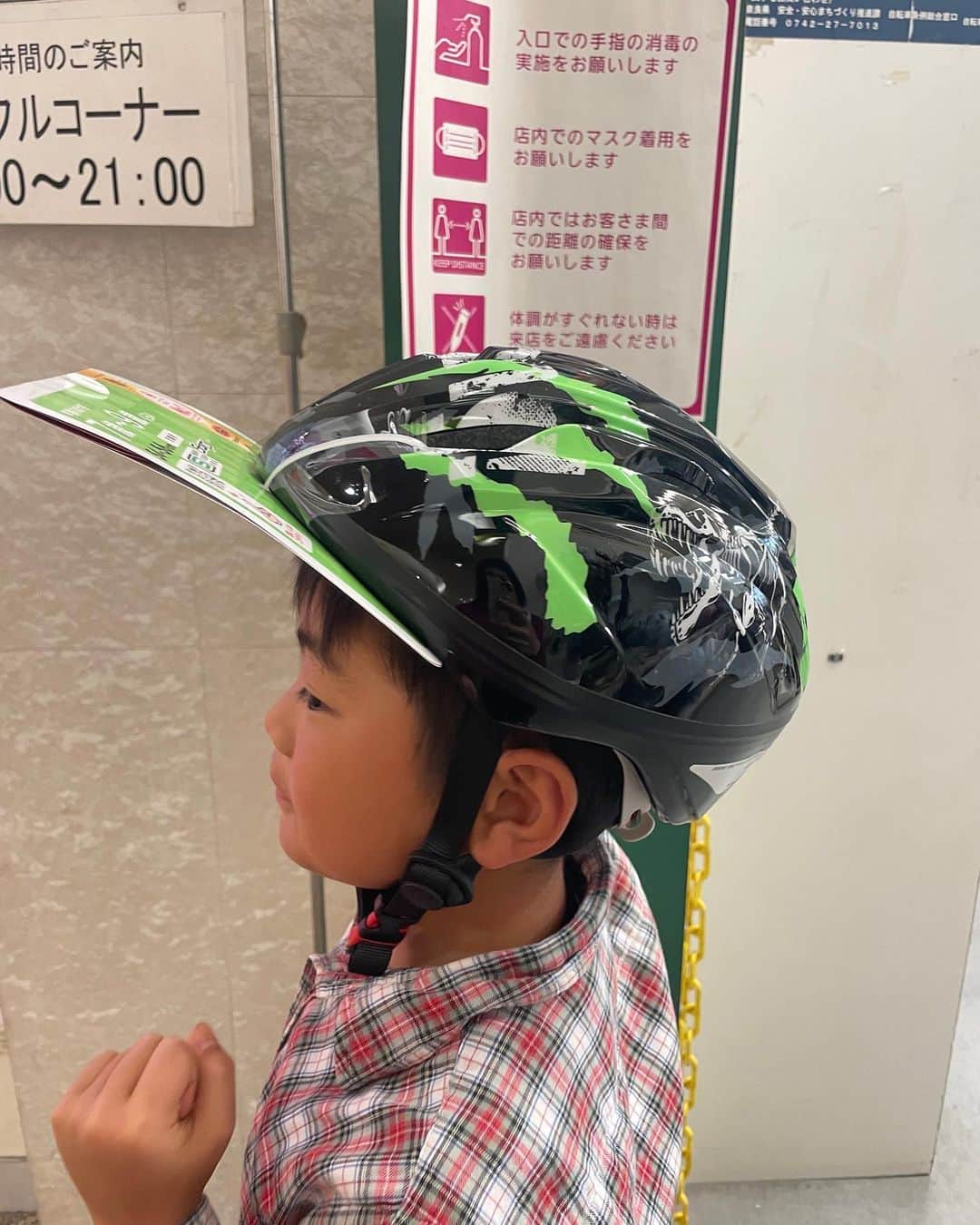 生島早織さんのインスタグラム写真 - (生島早織Instagram)「次男（長男より頭位が大き目）で以前のヘルメット🪖が入らなくなり購入する事に❣️  2年前に初めて買ったヘルメットは、ピンク💕 しかも〜 メゾピアノ🎹❣️  2年も経つと・・・  こんな少年ぽいヘルメットを選ぶの🥹  嬉しい様な寂しい様な・・・ やっぱり寂しいかも〜🥹  次男もすっかり男の子になっちゃった🥹  私は、先日永井延宏プロから紹介して頂いた練習器具‼️ 手元に届くのが待ちきれなくて、とりあえず手書きで作ってしまいました🤣 配色は自分好み😃  今日、早速お二人の方のレッスンで使ってみしたが、『体幹のイメージがしやすい‼️』 『余計な事考えなくて良くなった』  と言うとお言葉をいただき、自分を客観的に見れないとわからないスイング中の体の動きを体感して貰えると、感じました❣️  新しい練習器具楽しいよね〜😃 ただ、新しい練習器具を使うと球を打ちすぎる傾向に・・・  要注意だ〜✨  最近は毎日5時起き☀️  今夜こそ？ 早く寝よう😅  #双子育児 #双子ママ #ママはプロゴルファー #ヘルメット買い替え #すっかり男の子 #練習器具 #つくちゃった」4月23日 22時09分 - saori.ikushima