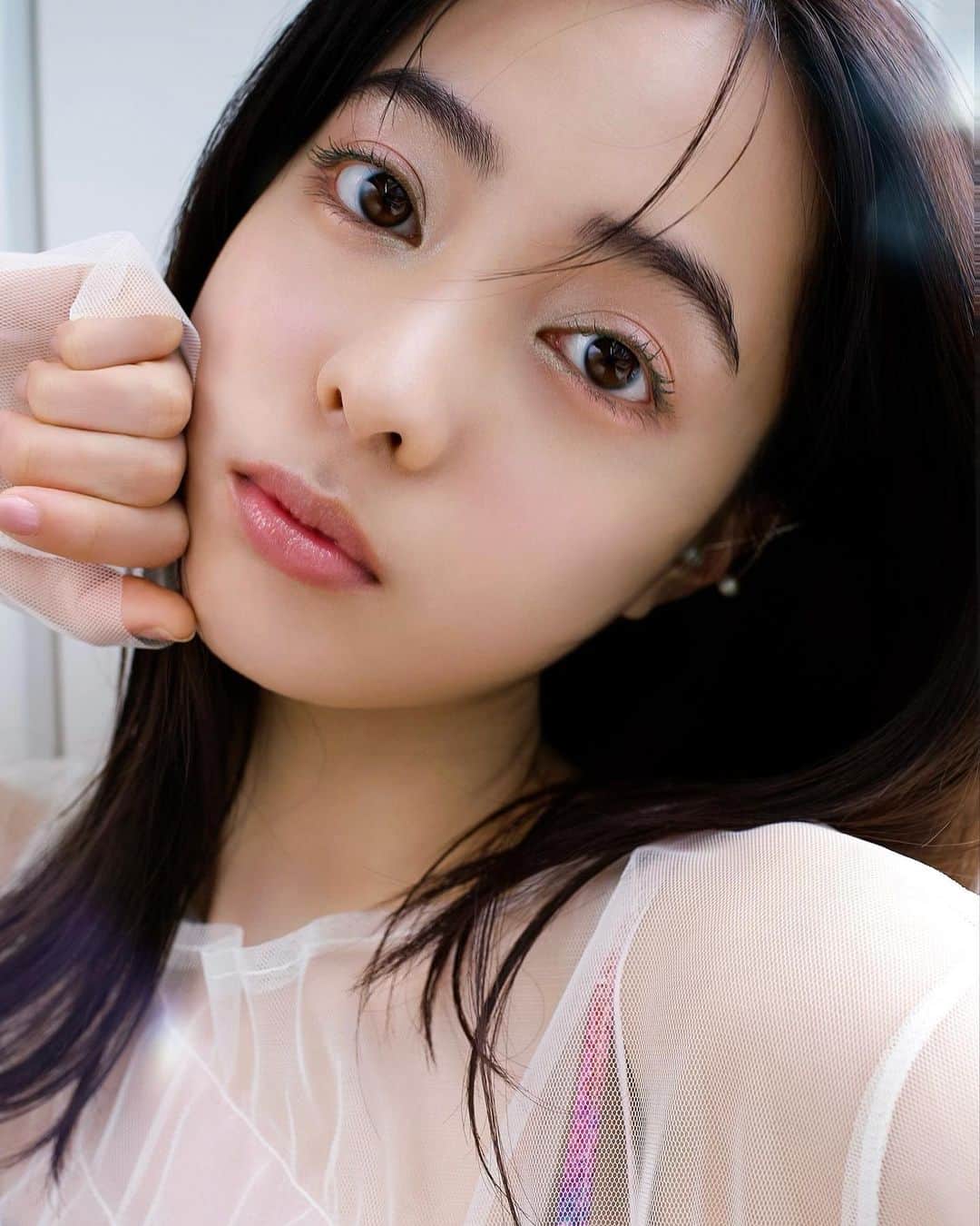 谷口翠彩のインスタグラム：「𝙰 𝚜𝚝𝚊𝚛 𝚘𝚗 𝚝𝚑𝚎 𝚛𝚊𝚒𝚗𝚋𝚘𝚠 💫🌈  雨が降るから 虹も出る ✴︎  mo： @aoi__niizeki  ph： @yuuuuuji_h   Makeup always snuggles up to my heart 🫶🏻 and give me a little confidence 💎  𝐂𝐡𝐚𝐧𝐠𝐞𝐬 𝐰𝐢𝐭𝐡 𝐡𝐚𝐢𝐫, 𝐦𝐚𝐤𝐞𝐮𝐩 𝐚𝐧𝐝 𝐟𝐚𝐬𝐡𝐢𝐨𝐧 .  毎日天気が変わるように  毎日ヘアもメイクも変わる🩰  .  .  #みどめいく#みどへあめいく #rmk#suqqu#スック#トリートメントラッピングリップ#opera#オペラマスカラ」
