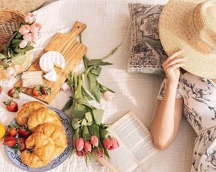 HomeGoodsのインスタグラム：「A picture perfect picnic set up 🌷🍓 #nationalpicnicday (📸: @savanahpoolphotography)」