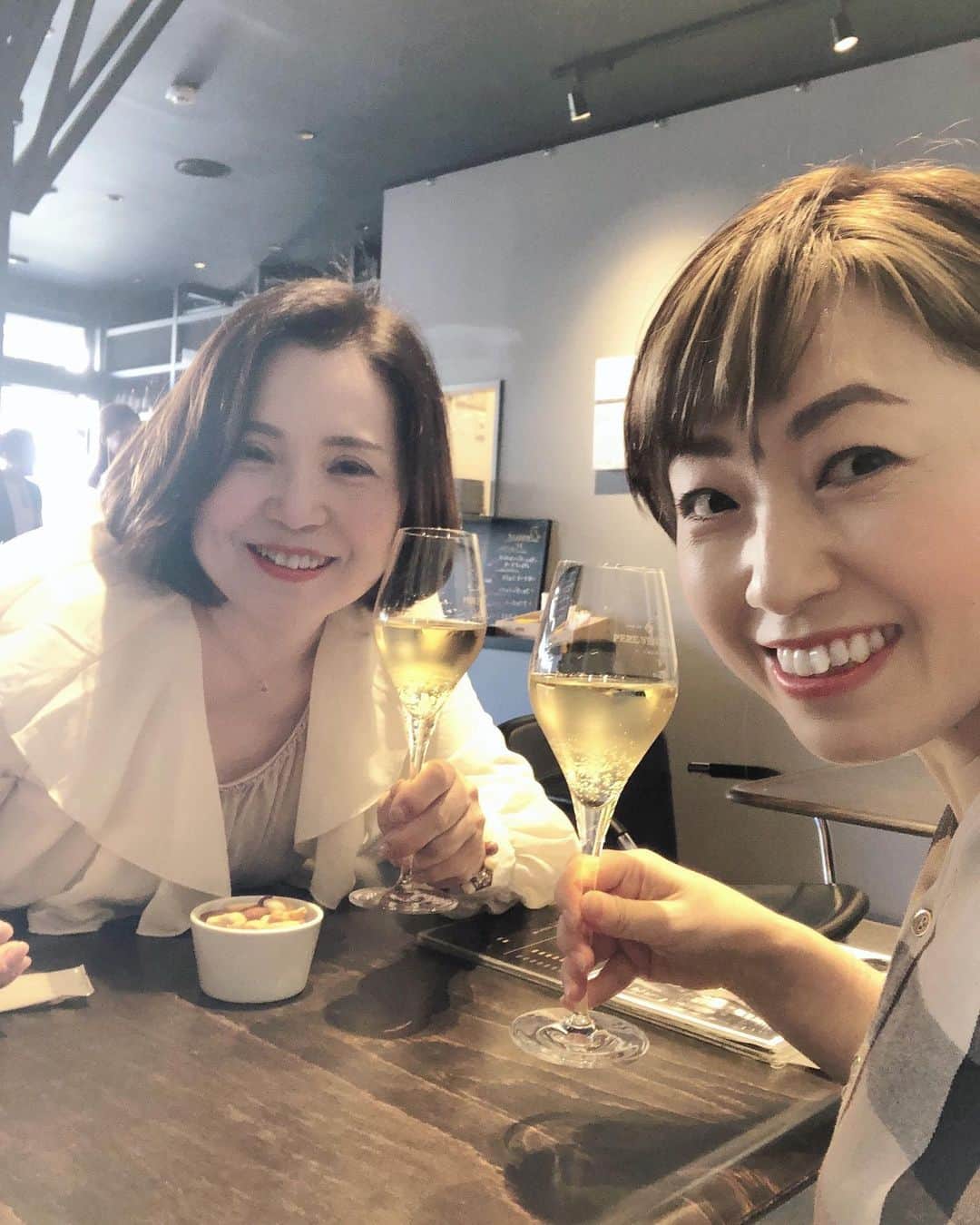 石川由香里のインスタグラム：「【江ノ島＆箱根＆鎌倉】 お友達の まさみさんと オシャレなワインのお店で 昼飲み☺️  最高でした！  #鎌倉 #腰越 #ワイン」