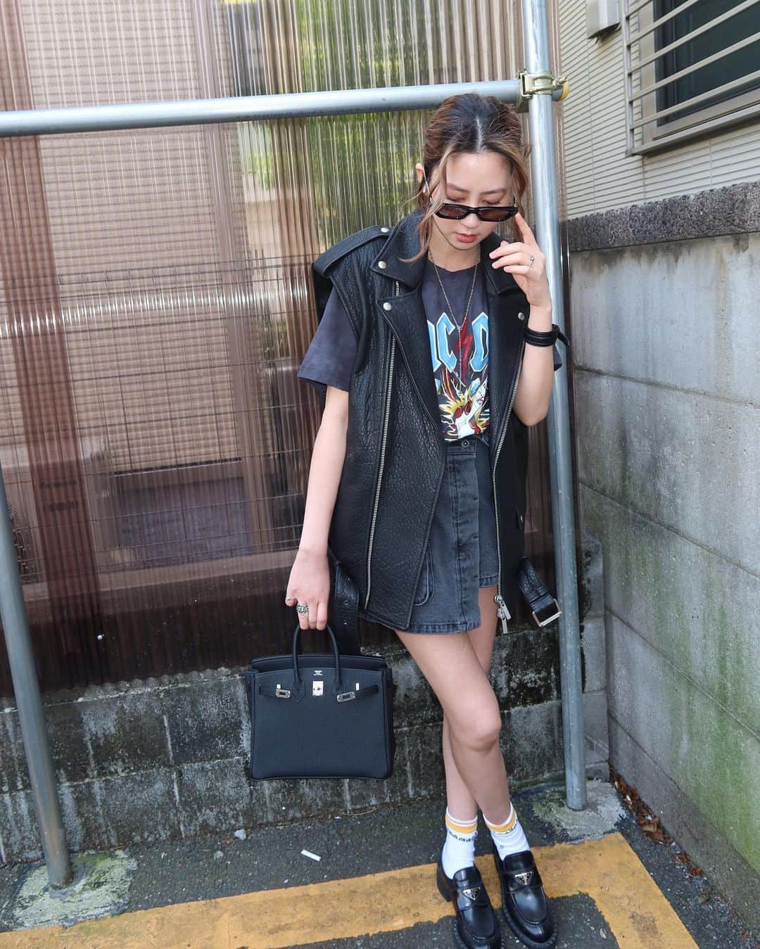 河北麻友子さんのインスタグラム写真 - (河北麻友子Instagram)「FASHION SUNGLASSES: Chrome Hearts T-SHIRT: Gucci SKIRT: SLY LOAFERS: Prada BAG: Hermès #FASHION #OOTD #麻友コーデ」4月23日 22時15分 - mayukokawakitaofficial