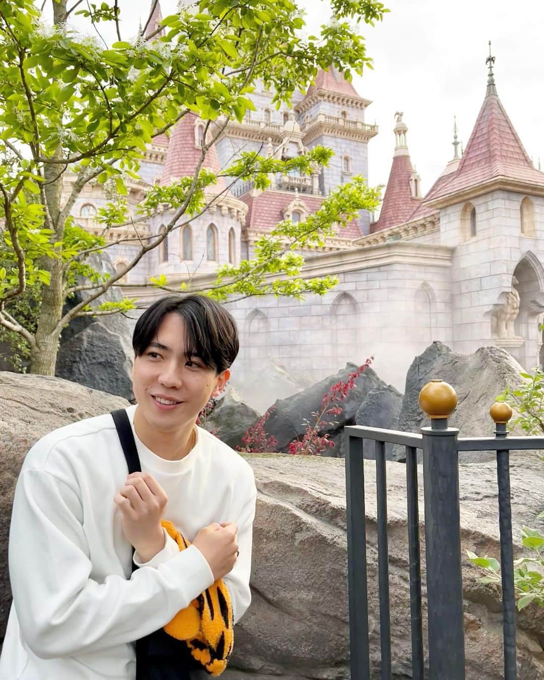 鎌田詩温のインスタグラム：「ディズニーランド行ってきました🐀🏰 急遽行きたいと言ったのに付き合ってくれた同期、愛してます❤️ 色々教えてくれた皆さんありがとうございました🙇🏻  #ディズニーランド #disneyland  #美女と野獣 #beautyandthebeast  #筋トレ #頑張ります  #半年後かっこよくなります」