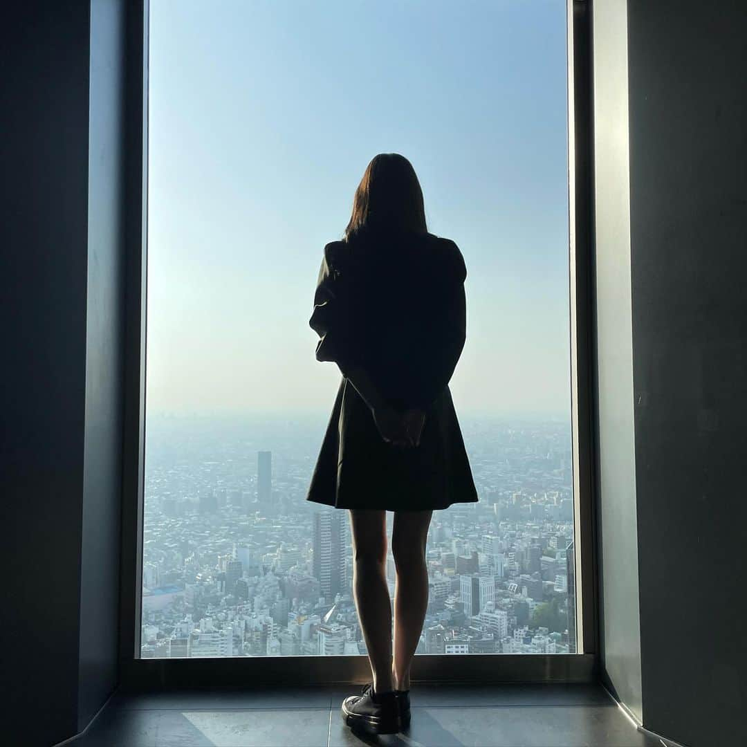 梶川愛美のインスタグラム：「☁️  空が好きなので至福の時間でした素敵だった〜☺︎︎︎︎  展望台から見る世界は全て掴めそうなのに実際は広く遠くて｡きっと現実にも言える事なのかな〜なんて思ったり＾＾  #てんぼうパーク #ikebukuro #observatory #observatorypark」