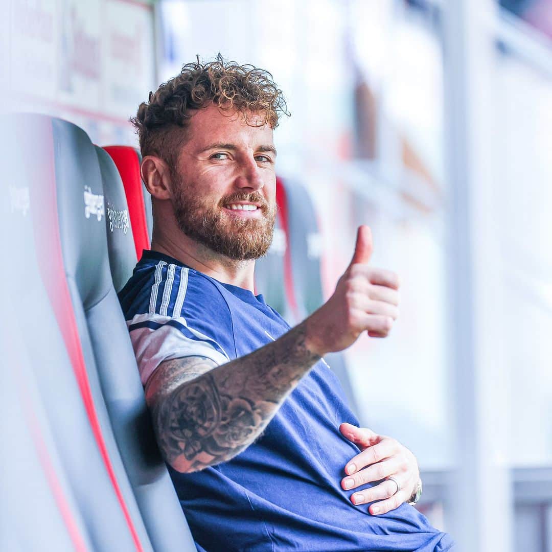 シャルケ04のインスタグラム：「Prominenter Unterstützer vor Ort im Stadion 💙 Freut uns, dich zu sehen, @ralle.1 👋🏽 . . #Bundesliga #Schalke #S04 #Matchday #Football #Soccer #Fußball #Futbol #Knappen #WirBleiben #🔵⚪️」