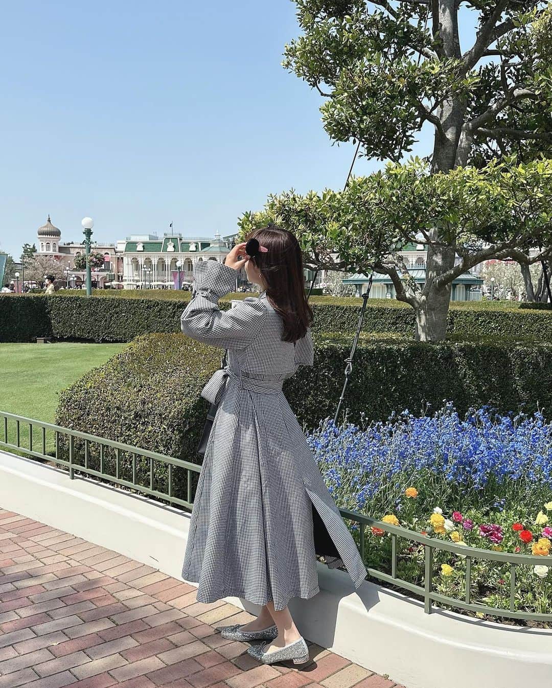 計良日向子（ひなひ）さんのインスタグラム写真 - (計良日向子（ひなひ）Instagram)「. 大好きすぎる40周年のうきわまん🐭🌼 . . . これ好きすぎてもう3回も食べた🥹🫶 耳の部分が照り焼きチキン餡で うきわの部分は中華風チキン餡なの！ 私は照り焼きチキン派だったよ♡ . . . 晴れてたけど風強めで大変だった🍃 しかも、そんな日に限って必需品の クシを忘れて更に大変だった😂 前髪いけてる？🥺🥺 . . . 👗アウター　@areeam_official . 👜バッグ　@areeam_official . 🩰シューズ　@esperanza_official . . . . #ディズニーランド #ディズニーコーデ #ディズニーフード #ディズニーリゾート40周年 #うきわまん #ミニーちゃんコーデ #areeam #アリーム #エスペランサ」4月23日 22時28分 - kerahinako1105