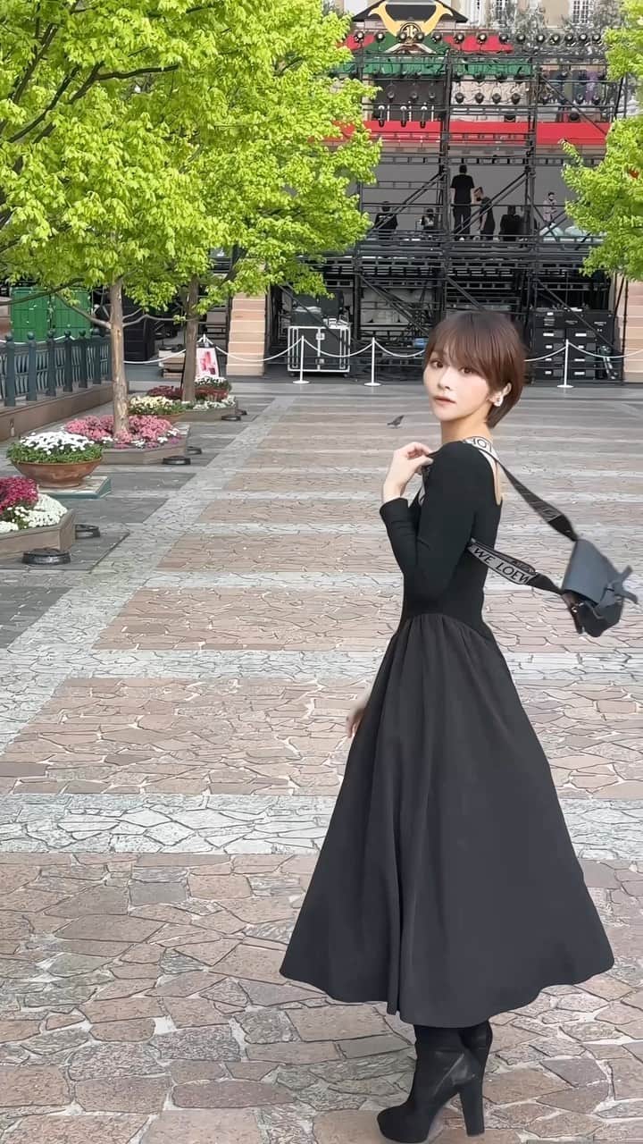 のインスタグラム：「.  キャップ合わせてカジュアルにしても きれいめに着ても可愛すぎな シンプルワンピ . 👗 @helrous_official  Sサイズ着用 .  #ショートヘア #ブラックコーデ #ワンピース#ワンピースコーデ #きれいめ#きれいめコーデ #きれいめカジュアル #低身長コーデ」