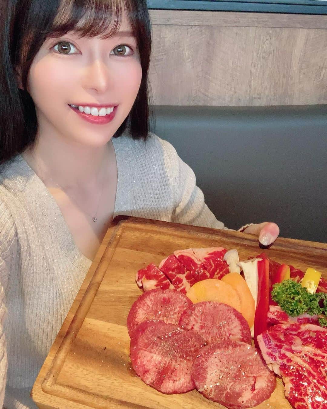 春奈芽衣のインスタグラム：「姉と姉の愛犬と一緒に焼肉行ってきました！ワンちゃん用のメニュー可愛かった🥰💓 もちろん人間用のお肉も絶品だった🤤 明日からまた頑張ろう～！！  #焼肉うしすけ #みなとみらい #マリンウォーク #横浜ランチ #横浜焼肉 #ペット同伴  #gourmet #foodphoto  #foodie #lunch #beef #dog #japanesemodel #influencer」