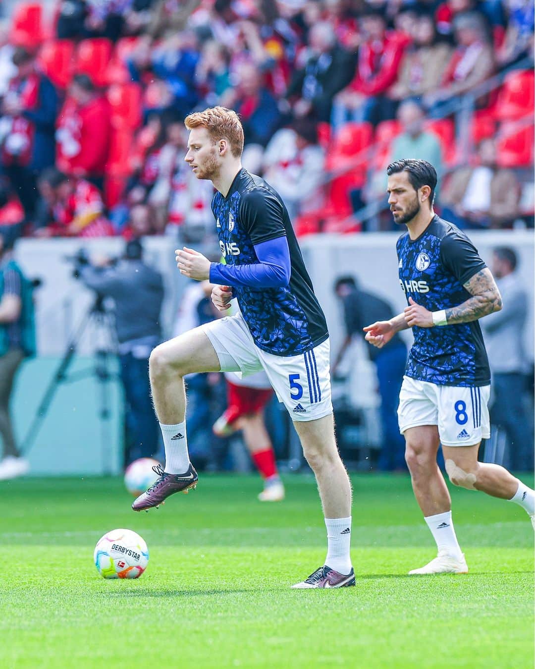 シャルケ04のインスタグラム：「Sepp is back! 👊🏽 Schön, dass du wieder an Bord bist, @seppvdberg_ 😊 . . #Bundesliga #Schalke #S04 #Matchday #Football #Soccer #Fußball #Futbol #Knappen #WirBleiben #🔵⚪️」