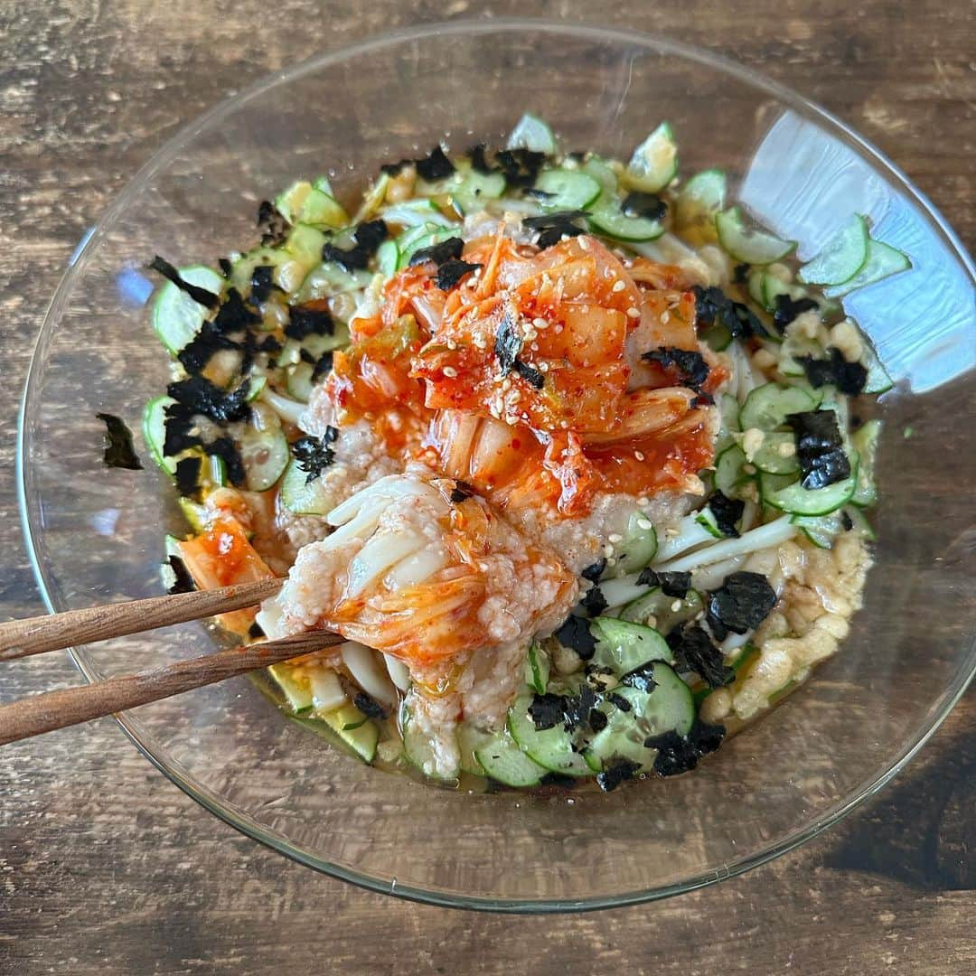 Tesshiさんのインスタグラム写真 - (TesshiInstagram)「冷たいうどん Chilled Udon noodles #yummy #homemade #healthy #noodles #udon #tororo #yam #kimchi #おいしい #うどん #とろろ #山芋 #キムチ #マカロニメイト #フーディーテーブル #手作り  うどん、とろろ、きゅうり、キムチ、天かす、海苔、ごま、ごま油、めんつゆなど Udon noodles, grated Yamaimo yam(Tororo), cucumber, kimchi, tempura bits, Nori seaweed, sesame, sesame oil and Mentsuyu soup…」4月23日 22時23分 - tmytsm