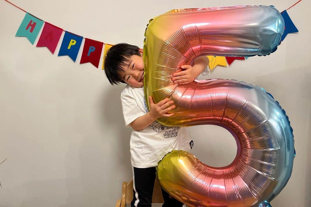 仲嶺梨子さんのインスタグラム写真 - (仲嶺梨子Instagram)「. 親方（息子）の５歳のお誕生日は 大好きなお友達を呼んでたくさん遊びたい‼️ との要望をいただき… 公園バースデーを決行いたしました🥹 女子多めのメンバーリストをもらい ケーキはサンリオのアイスケーキという…笑 なんとも彼らしいなと言うチョイスでした🥹 兄弟児も含めて、子供達16人😝 とっても嬉しそうな笑顔を見られて 本当にやってよかったなーと思えたお誕生日会でした。 公園の飾り付けはHAPPYBIRTHDAYと 5のバルーンで 軽食は、ピザとおにぎり、チキンナゲットなど遊びながらもつまめるような内容にしました☺️ 折鶴を作り、公園内に隠して 見つけた子からプレゼントを選べるという ちょっとしたゲームをしたりもしました🤗 家で散らかるのを気にしたり 騒音を気にしなくていいなど、私自身も楽しめましたよ〜🥰 公園バースデーおすすめです✨✨ お誕生日おめでとう👦🏻❣️ . #公園#お誕生日会#お誕生日#5歳#親方#息子#お友達」4月23日 22時24分 - rikonakamine