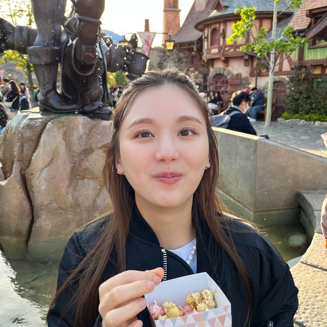 ひよんのインスタグラム：「🍿🍿  BIG POPの ストロベリーミルフィーユ🍓 チェダーチーズ🧀  ２つともほぼひよんが食べた🐷❤️  🦍くんによると、 ポップコーンは軽いから0カロリーなんだって🐒👏🏻  #disneyland #ディズニーランド」