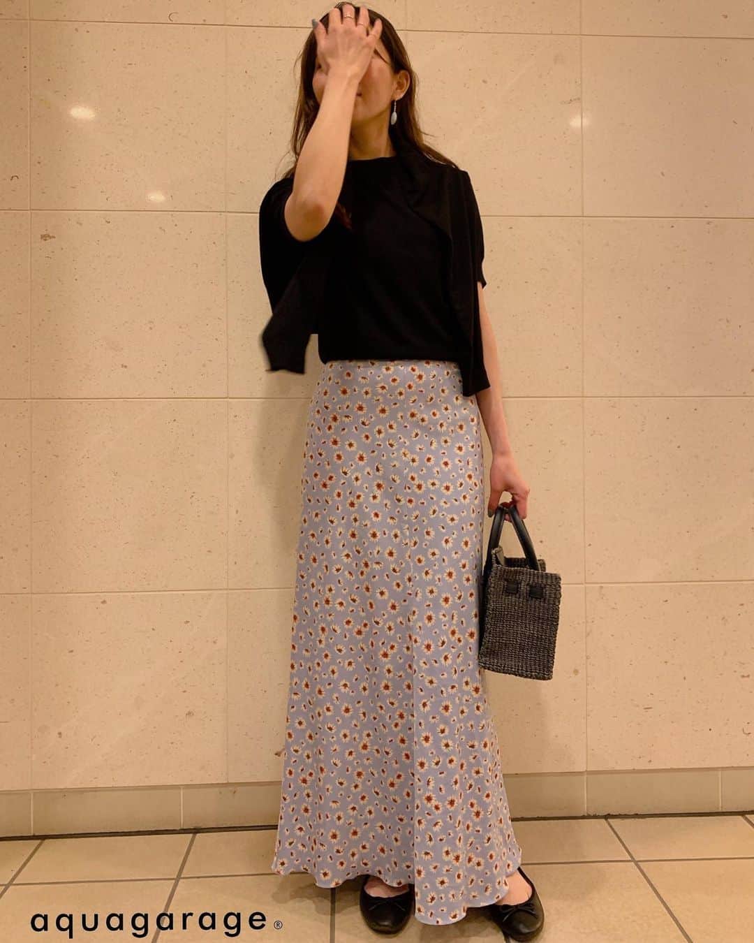 高橋まりなのインスタグラム：「. #marinacoordinate  . tops: @aquagarage  skirt: #ropemademoiselle  shoes: #楽天 bag: #sea . 大好きなアンサンブルニットは、3カラーめ🖤 全色揃えたいくらい本当に使える🥰 形も綺麗だし、洗濯機でぐるぐる回してるけど、型崩れもなし👏🏻 次はピンクかイエローがほしいなぁ💓💛 . . . #アクアガレージ#プチプラ#公式アクアガレージ#ootd#大人コーデ#アクアコーデ#シンプルコーデ#大人カジュアル#シンプルカジュアル#ロングヘア」