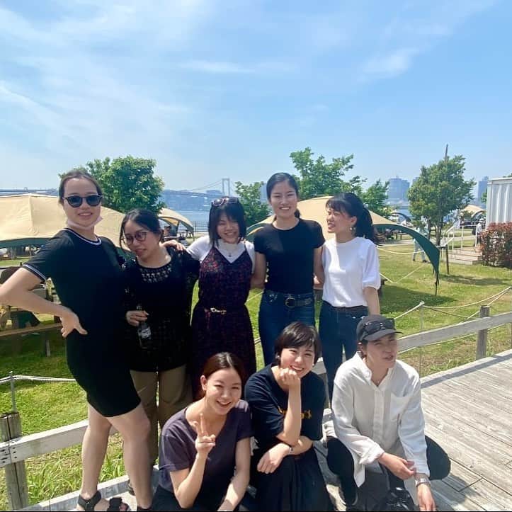 瀧口友里奈さんのインスタグラム写真 - (瀧口友里奈Instagram)「・ 【新年度🌸大学院、近況🙏🏻🍀☺️】 ４月から大学院も新年度。 東大の公共政策大学院の修士2年目を迎えています。  桜の季節はあっと言う間に過ぎてしまい、本郷キャンパスは新緑の美しい生命力に溢れています🌿  現役の学生時代にはなぜ感じられていなかったのか？ キャンパスの自然がくれる癒しとその有り難みが、講義の合間の数分の移動時間にも、ぐんぐんと心に染み渡り、こんなに効率的なリフレッシュは無いんじゃないかと思うくらい効いています😂笑  ところで、少し意外に思われるかもしれませんが、ありがたいことに、私の通う大学院はなかなかdiversityに恵まれた環境で、性別、国籍、年齢問わず、様々な人が集まっています。  それでもやはり周りは大学を卒業して、ストレートで院に通う22,3歳の方が多いので、「1987年生まれだよ」というと「どひゃー」と驚かれたり。笑  「うんうん、35歳って意外とこんなもんだよ。私も昔は35歳になる頃にはもっと立派な大人になってると思ってたのよ🥹✌️」と、心の中でつぶやきながら😂笑、可愛い新鮮なリアクションが嬉しく、みんなが「たっきー」って呼んでくれると、ほっこりします☺️  せっかくのありがたい環境なので、留学生がほとんどの英語の講義も色々受講しています。 写真2枚目は、Macro economicsの講義のグループワークをモンゴルからの留学生のお二人とご一緒しているところ。  二人ともお肌モチモチで艶々。 モンゴルは美肌の国なのか？！と、n=2で尚早にも判断しそうになっています。笑  と、外見もさることながら、三人のお子さんを育てながら留学しているというパワフル話を聞いてびっくり！  社会人向けのカリキュラムはなく、完全に現役生と同じ条件で学ぶ大学院なので、正直、仕事との両立の大変さに度々泣きそうにはなりますが、性別、国籍、年齢問わず、フラットに学べる環境に身を置けていて幸せです。  そして、理解し支えてくださっている、職場の皆さま、大学院の先生方・友人たち、家族に心から感謝です🙇‍♀️ 本当にありがとうございます。  気が付けば、あまり写真を撮る機会はなかったのですが、この一年で撮った写真を記念に載せておきます📸  昨年のGWは、同期のメンバーとBBQ。楽しかったです。  お仕事の投稿も溜まりに溜まってしまっているので、更新していければと思いますので、またぜひお付き合いください〜🙏🏻🌸」4月23日 22時26分 - yurinatakiguchi