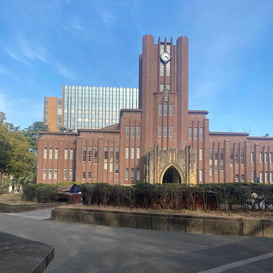 瀧口友里奈さんのインスタグラム写真 - (瀧口友里奈Instagram)「・ 【新年度🌸大学院、近況🙏🏻🍀☺️】 ４月から大学院も新年度。 東大の公共政策大学院の修士2年目を迎えています。  桜の季節はあっと言う間に過ぎてしまい、本郷キャンパスは新緑の美しい生命力に溢れています🌿  現役の学生時代にはなぜ感じられていなかったのか？ キャンパスの自然がくれる癒しとその有り難みが、講義の合間の数分の移動時間にも、ぐんぐんと心に染み渡り、こんなに効率的なリフレッシュは無いんじゃないかと思うくらい効いています😂笑  ところで、少し意外に思われるかもしれませんが、ありがたいことに、私の通う大学院はなかなかdiversityに恵まれた環境で、性別、国籍、年齢問わず、様々な人が集まっています。  それでもやはり周りは大学を卒業して、ストレートで院に通う22,3歳の方が多いので、「1987年生まれだよ」というと「どひゃー」と驚かれたり。笑  「うんうん、35歳って意外とこんなもんだよ。私も昔は35歳になる頃にはもっと立派な大人になってると思ってたのよ🥹✌️」と、心の中でつぶやきながら😂笑、可愛い新鮮なリアクションが嬉しく、みんなが「たっきー」って呼んでくれると、ほっこりします☺️  せっかくのありがたい環境なので、留学生がほとんどの英語の講義も色々受講しています。 写真2枚目は、Macro economicsの講義のグループワークをモンゴルからの留学生のお二人とご一緒しているところ。  二人ともお肌モチモチで艶々。 モンゴルは美肌の国なのか？！と、n=2で尚早にも判断しそうになっています。笑  と、外見もさることながら、三人のお子さんを育てながら留学しているというパワフル話を聞いてびっくり！  社会人向けのカリキュラムはなく、完全に現役生と同じ条件で学ぶ大学院なので、正直、仕事との両立の大変さに度々泣きそうにはなりますが、性別、国籍、年齢問わず、フラットに学べる環境に身を置けていて幸せです。  そして、理解し支えてくださっている、職場の皆さま、大学院の先生方・友人たち、家族に心から感謝です🙇‍♀️ 本当にありがとうございます。  気が付けば、あまり写真を撮る機会はなかったのですが、この一年で撮った写真を記念に載せておきます📸  昨年のGWは、同期のメンバーとBBQ。楽しかったです。  お仕事の投稿も溜まりに溜まってしまっているので、更新していければと思いますので、またぜひお付き合いください〜🙏🏻🌸」4月23日 22時26分 - yurinatakiguchi