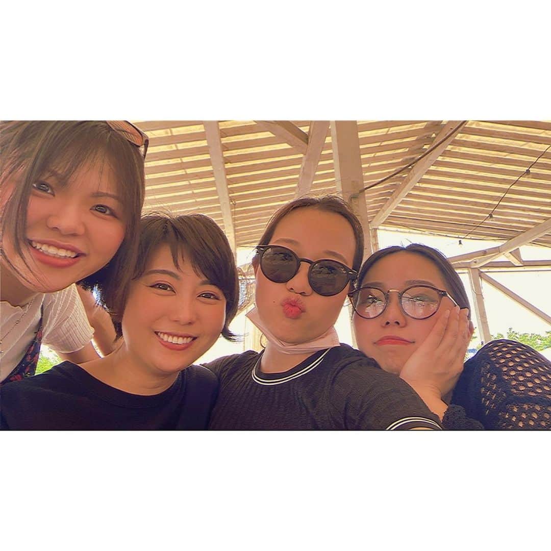 瀧口友里奈さんのインスタグラム写真 - (瀧口友里奈Instagram)「・ 【新年度🌸大学院、近況🙏🏻🍀☺️】 ４月から大学院も新年度。 東大の公共政策大学院の修士2年目を迎えています。  桜の季節はあっと言う間に過ぎてしまい、本郷キャンパスは新緑の美しい生命力に溢れています🌿  現役の学生時代にはなぜ感じられていなかったのか？ キャンパスの自然がくれる癒しとその有り難みが、講義の合間の数分の移動時間にも、ぐんぐんと心に染み渡り、こんなに効率的なリフレッシュは無いんじゃないかと思うくらい効いています😂笑  ところで、少し意外に思われるかもしれませんが、ありがたいことに、私の通う大学院はなかなかdiversityに恵まれた環境で、性別、国籍、年齢問わず、様々な人が集まっています。  それでもやはり周りは大学を卒業して、ストレートで院に通う22,3歳の方が多いので、「1987年生まれだよ」というと「どひゃー」と驚かれたり。笑  「うんうん、35歳って意外とこんなもんだよ。私も昔は35歳になる頃にはもっと立派な大人になってると思ってたのよ🥹✌️」と、心の中でつぶやきながら😂笑、可愛い新鮮なリアクションが嬉しく、みんなが「たっきー」って呼んでくれると、ほっこりします☺️  せっかくのありがたい環境なので、留学生がほとんどの英語の講義も色々受講しています。 写真2枚目は、Macro economicsの講義のグループワークをモンゴルからの留学生のお二人とご一緒しているところ。  二人ともお肌モチモチで艶々。 モンゴルは美肌の国なのか？！と、n=2で尚早にも判断しそうになっています。笑  と、外見もさることながら、三人のお子さんを育てながら留学しているというパワフル話を聞いてびっくり！  社会人向けのカリキュラムはなく、完全に現役生と同じ条件で学ぶ大学院なので、正直、仕事との両立の大変さに度々泣きそうにはなりますが、性別、国籍、年齢問わず、フラットに学べる環境に身を置けていて幸せです。  そして、理解し支えてくださっている、職場の皆さま、大学院の先生方・友人たち、家族に心から感謝です🙇‍♀️ 本当にありがとうございます。  気が付けば、あまり写真を撮る機会はなかったのですが、この一年で撮った写真を記念に載せておきます📸  昨年のGWは、同期のメンバーとBBQ。楽しかったです。  お仕事の投稿も溜まりに溜まってしまっているので、更新していければと思いますので、またぜひお付き合いください〜🙏🏻🌸」4月23日 22時26分 - yurinatakiguchi
