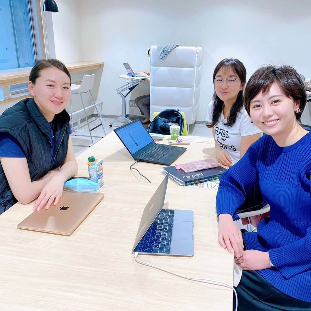瀧口友里奈さんのインスタグラム写真 - (瀧口友里奈Instagram)「・ 【新年度🌸大学院、近況🙏🏻🍀☺️】 ４月から大学院も新年度。 東大の公共政策大学院の修士2年目を迎えています。  桜の季節はあっと言う間に過ぎてしまい、本郷キャンパスは新緑の美しい生命力に溢れています🌿  現役の学生時代にはなぜ感じられていなかったのか？ キャンパスの自然がくれる癒しとその有り難みが、講義の合間の数分の移動時間にも、ぐんぐんと心に染み渡り、こんなに効率的なリフレッシュは無いんじゃないかと思うくらい効いています😂笑  ところで、少し意外に思われるかもしれませんが、ありがたいことに、私の通う大学院はなかなかdiversityに恵まれた環境で、性別、国籍、年齢問わず、様々な人が集まっています。  それでもやはり周りは大学を卒業して、ストレートで院に通う22,3歳の方が多いので、「1987年生まれだよ」というと「どひゃー」と驚かれたり。笑  「うんうん、35歳って意外とこんなもんだよ。私も昔は35歳になる頃にはもっと立派な大人になってると思ってたのよ🥹✌️」と、心の中でつぶやきながら😂笑、可愛い新鮮なリアクションが嬉しく、みんなが「たっきー」って呼んでくれると、ほっこりします☺️  せっかくのありがたい環境なので、留学生がほとんどの英語の講義も色々受講しています。 写真2枚目は、Macro economicsの講義のグループワークをモンゴルからの留学生のお二人とご一緒しているところ。  二人ともお肌モチモチで艶々。 モンゴルは美肌の国なのか？！と、n=2で尚早にも判断しそうになっています。笑  と、外見もさることながら、三人のお子さんを育てながら留学しているというパワフル話を聞いてびっくり！  社会人向けのカリキュラムはなく、完全に現役生と同じ条件で学ぶ大学院なので、正直、仕事との両立の大変さに度々泣きそうにはなりますが、性別、国籍、年齢問わず、フラットに学べる環境に身を置けていて幸せです。  そして、理解し支えてくださっている、職場の皆さま、大学院の先生方・友人たち、家族に心から感謝です🙇‍♀️ 本当にありがとうございます。  気が付けば、あまり写真を撮る機会はなかったのですが、この一年で撮った写真を記念に載せておきます📸  昨年のGWは、同期のメンバーとBBQ。楽しかったです。  お仕事の投稿も溜まりに溜まってしまっているので、更新していければと思いますので、またぜひお付き合いください〜🙏🏻🌸」4月23日 22時26分 - yurinatakiguchi