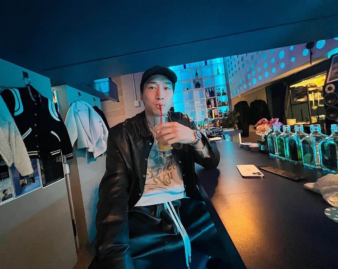 安保瑠輝也さんのインスタグラム写真 - (安保瑠輝也Instagram)「. 生演奏のジャズが流れるバーでパインジュースを飲むのが最近のオフの遊び🎺🎹🎸」4月23日 22時27分 - anporukiya