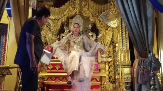 アム・パチャラパーのインスタグラム：「หลับให้สบายนะคะพี่อ๊อด ขอบคุณที่คอยดูแลอั้มมาทั้ง2เรื่อง พี่อ๊อดเป็นผู้กำกับที่เก่ง ใส่ใจทุกคน และใจดีมากๆ จะคิดถึงพี่เสมอนะคะ🤍 #เพลิงพระนาง #จากศัตรูสู่หัวใจ」