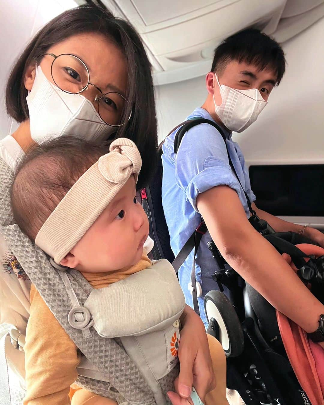 何維健のインスタグラム：「This is me touching down on Singapore soil with my two precious ladies, and already feeling like we need another vacation! 😅 I mean you can literally see #norihoh looking unamused upon touch down! 😂  But we already bought tickets to our next destination! Make a guess where.  P.S. We were utterly surprised by how much we have to pack just for Nori on our last trip! Surely that will only get lighter as she gets older?   #familyvacay #familytravel #singaporeair」