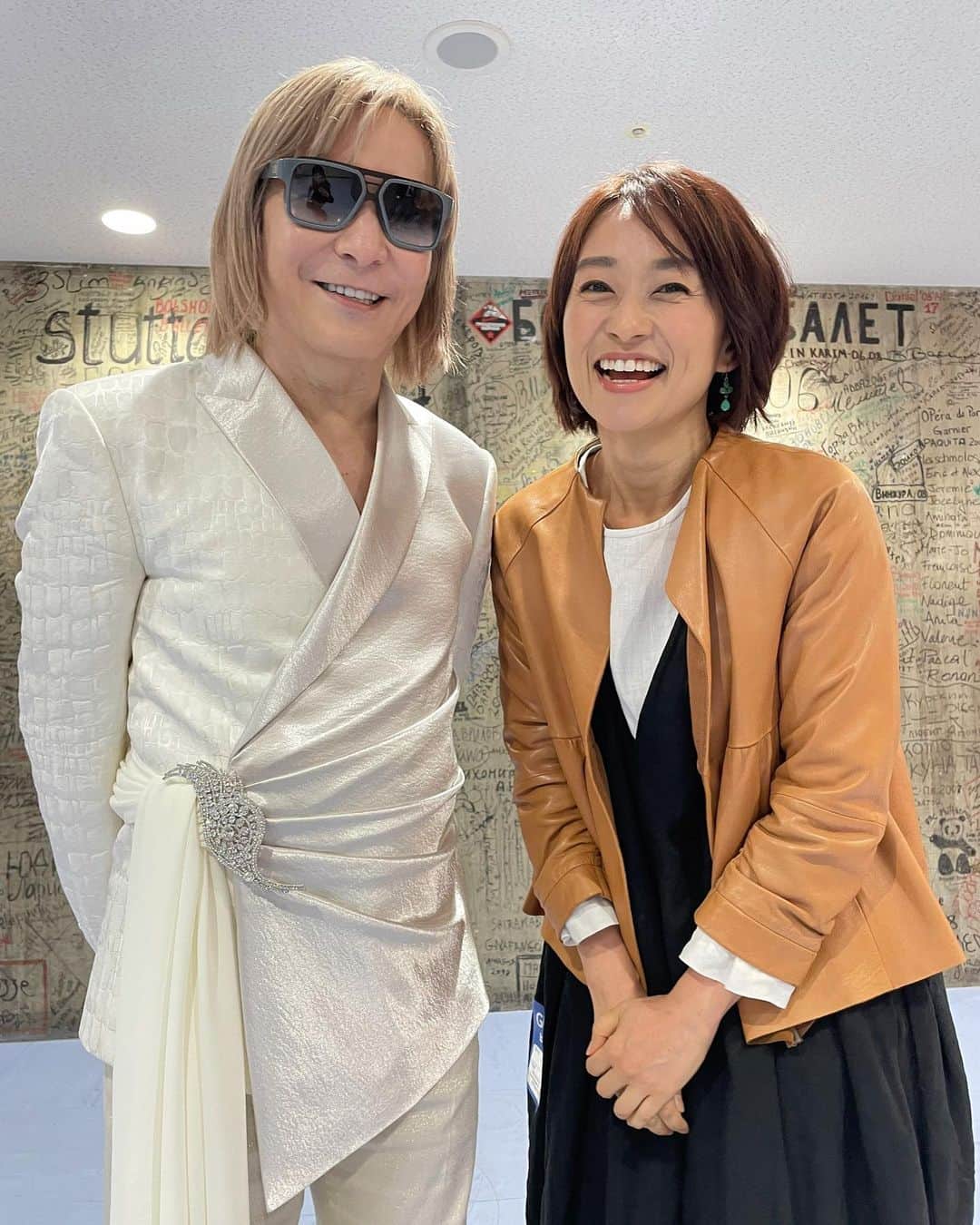 のインスタグラム：「今週末は TM NETWORK デビュー４０周年に向けてワクワクweekend！金曜はニコ生特番「#tmnetwork デビュー40周年突入キックオフ・パーティー ～#FANKS 大結集！SP～」生配信の司会を担当。  4/21デビュー記念日のお祝いとともに、 これから始まる最新作「DEVOTION」リリースや秋からのツアーの話、 小室さんの本当のレコーディングを生中継(激レア!)など 深夜まで盛りだくさん。 FANKS仲間のミトさんと一緒に、 ソニーミュージックの福田さん、 エムトレスの石坂さん、 劇場版シティハンターのプロデューサーの若林さんたちの貴重なエピソードや裏話を聞かせていただく。 たくさんのFANKSがコメントしながら生配信を観てくださり、 TM39回目の記念日に、こうして溢れるTM愛をわかち合える場と仲間が在ることの幸せが沁み入った（涙）  きょうは「billboard classics #小室哲哉 Premium Symphonic Concert 2023~HISTORIA Encore」を鑑賞。 @tk19581127_official  なんて物凄く耳に面白い体験！ オケと小室さんキーボードの音たち。 なんだか懐かしいような、時空を超えたような初めての音世界…！ 終演で満満席のスタンディングオベーション。 小室さんはいつも私たちに新しい世界を見聴きさせてくれる。  ちなみに、 39回目のデビュー記念日どんな気持ちでお迎えですか？ と小室さんに伺ったら 「健康でこの日を迎えられてよかった。健康が一番」と。 I couldn’t agree more!  40年近く人生を伴走する気持ちで応援し、拝見してきた方々が今なお元気に活躍し続けてくれることが、心よりうれしい。 わたしたちFANKSも仲間と一緒に、 健康を大切に40周年イヤーをまるっと味わうぞ。」