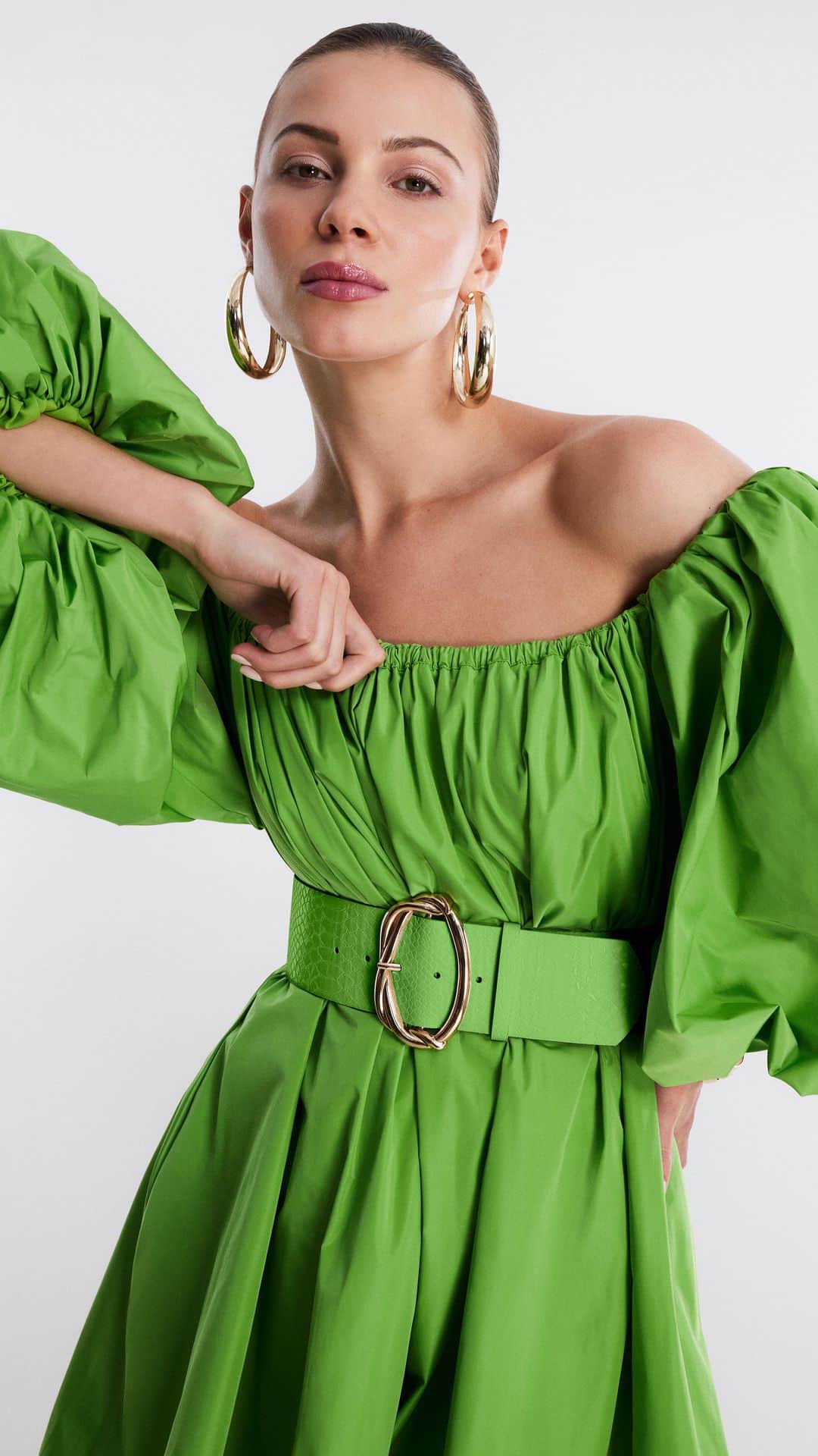 BCBGマックスアズリアのインスタグラム：「We love a green moment 💚 #BCBGMAXAZRIA」