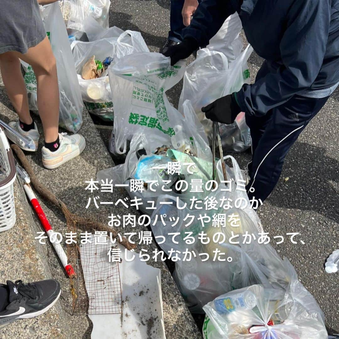 春名亜美さんのインスタグラム写真 - (春名亜美Instagram)「@kyo_koiwasaki ちゃん主催のビーチクリーン活動に家族で参加してきました🐚  息子達の大好きな海。  息子達の大好きな海洋生物が、人間の捨てたゴミによって、死んでしまったり、小さくなった海洋プラスチックを魚や貝が餌と間違えて食べ、その魚や貝を接種する人間の人体にも影響があるそう。  息子達は恭子ちゃんからその説明を聞いて、全部は理解していなかっただろうけど、最初から最後まで一生懸命ゴミを拾っていました。  ほんの一瞬でゴミ袋が何袋もいっぱいになったことに驚き。 そして、捨てられていたゴミにも驚き。  家族ですごくいい経験をさせて頂きました。  沼津に前日入りした夜は、 恭子ちゃんが予約を取ってくれて、 @shunkai9888 へ🍤 天ぷらのコース、本当美味しかったぁ🥹❤️  そして、ビーチクリーンをした後は、朝ごはんに丸天さんへ🐟  海鮮丼もアジフライも絶品でした🤤❤️  @goldproject14 は定期的に開催されているので、また家族で参加したいです🌈  #beachcleanup #ビーチクリーン #ビーチクリーン活動 #沼津 #千本浜海岸 #earthday #海洋プラスチック #岩崎恭子ビーチクリーン #海ゴミ #マイクロプラスチック #沼津丸天」4月23日 22時35分 - amiharunaami