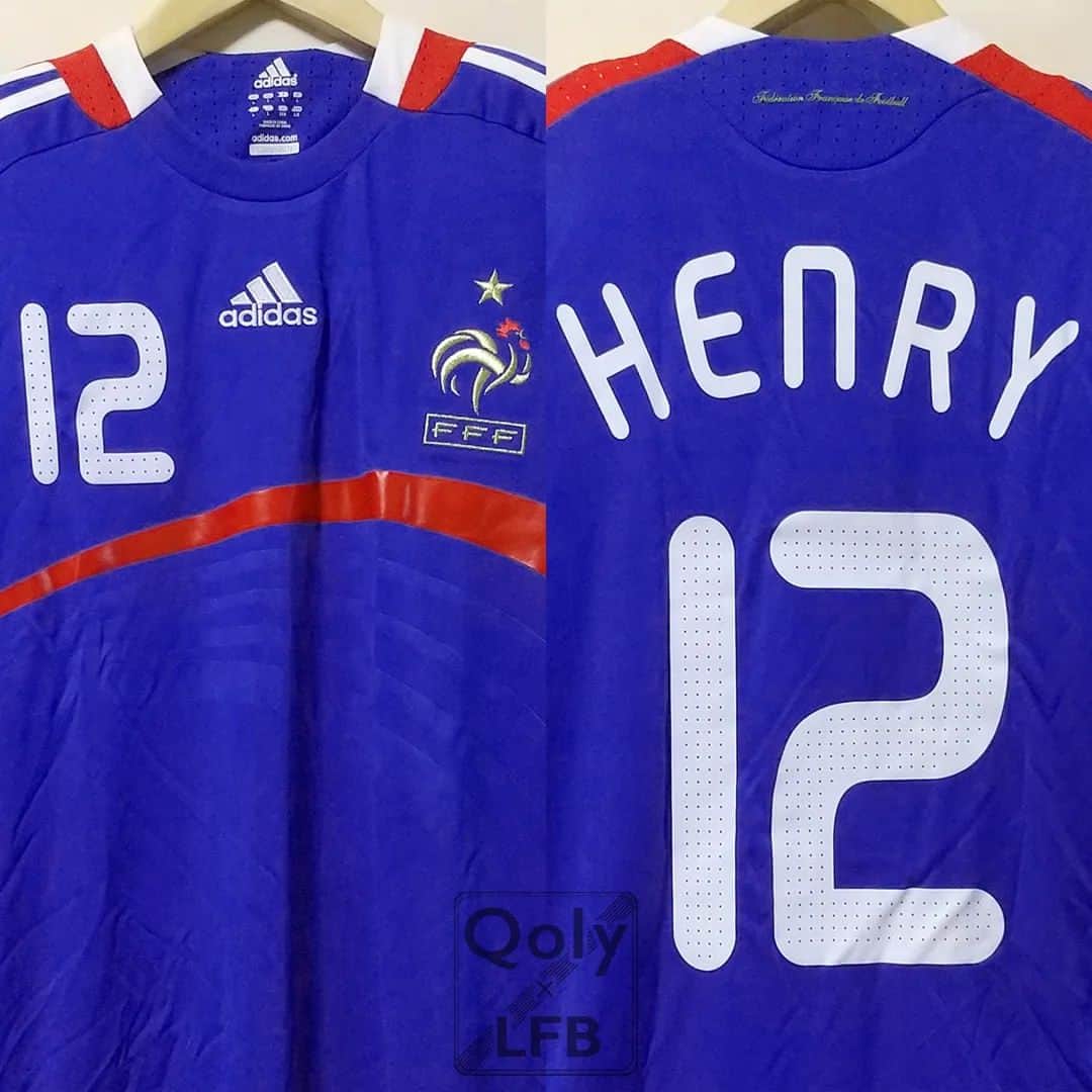 サッカーニュース：Qoly（コリー）のインスタグラム：「⚽️フランス代表 2008 adidas ホーム半袖 ユニフォーム #12 HENRY ティエリ・アンリ  #サッカーフランス代表 が2008年の #欧州選手権 （ #EURO2008 ）で使用したホームユニフォーム。 シャツには今やレジェンドとなったティエリ・アンリのネームナンバーがプリント済み。  デザインはフランスが成功を収めた過去のユニフォームを彷彿とさせるもの。 袖のスリーストライプスはフランス国旗トリコロールカラーで美しく彩る。  背面首元にはフランスサッカー連盟の名をフランス語の“Fédération Française de Football”でスタイリッシュにレタリング。 エンブレムは刺繍。  ▶ご購入は『Qoly×LFB vintage』からどうぞ！→ @qolylfb  #フランス代表2008  #ホームキット #adidas #欧州選手権2008 #ティエリアンリ #サッカー #football #soccer #ユニフォーム #サッカー好き #サッカーユニフォーム #ヴィンテージサッカーユニフォーム #サッカーファッション #スポーツファッション #新品デッドストック #サッカーショップ #サッカーユニフォームショップ #qoly_lfb_vintage」