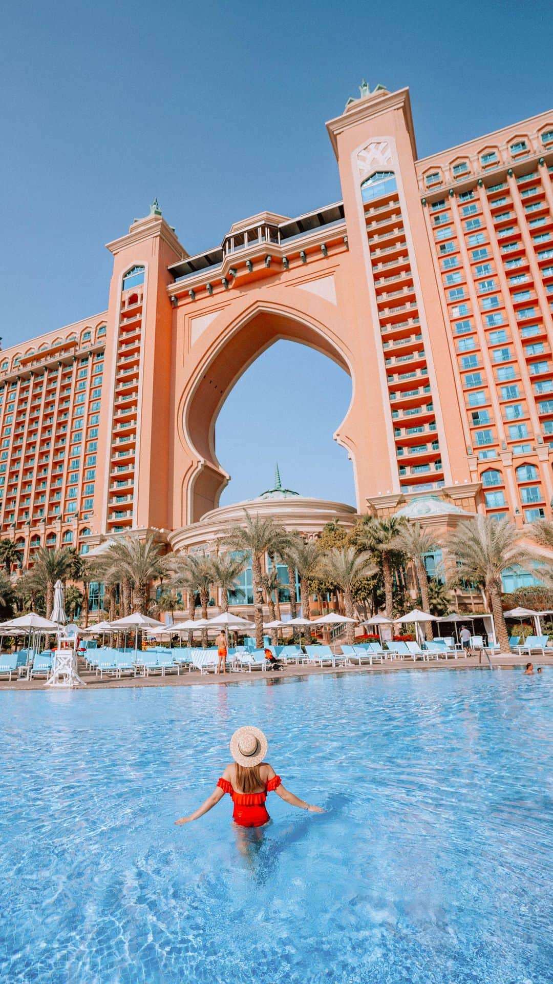 Izkizのインスタグラム：「Enjoying warm mornings at @atlantisthepalm 😍  There is not a moment to be bored at this hotel as there are so many things to do without even leaving the grounds! Here are my top 10 things to do at Atlantis the Palm:  1️⃣ Start your day with a delicious breakfast on your balcony 2️⃣ Splash around at Aquaventure waterpark 3️⃣ Eat lunch at one of the manyyyyy amazing restaurants 4️⃣ Explore the Lost Chambers aquarium 5️⃣ Go on the underwater Aquatrek adventure 6️⃣ Spend the day relaxing at White beach Club 7️⃣ Start your morning with Yoga at the Aquarium 8️⃣ Explore Dubai from above with a helicopter tour which leaves from their helipad (did this in 2017, so good!) 9️⃣ Unwind and relax at the hotel’s spa 🔟 Dinner at Nobu, one of my all time favourite restaurants 😋   Ad #dubai #uae #atlantisthepalm」