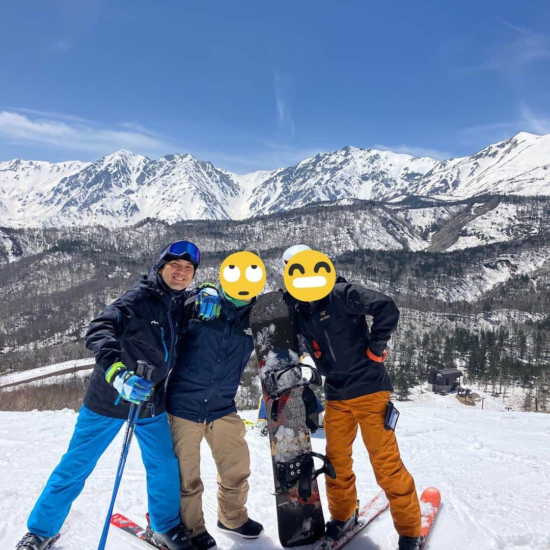 坂部友宏のインスタグラム：「スキーシーズンは実はまだギリギリでオンです⛷  夏日の日が出てきても...山には雪☃️ でもいつもの年より少なめとのこと 山の冷涼な風が動く体に心地良い  #長野 #栂池   山に行くと 見下ろす景色からは地形のダイナミズムをいつも感じる 地図を見ているだけでは気づかないもの 見とれてしまいます  そして 仲間と過ごすかけがえないの時間  割と1人旅が多い私には 本当にありがたいものです  #BSNニュースゆうなび #坂部友宏  長野のおみやげで ご当地プリンを買って帰ったら 娘たちが笑顔で迎えてくれた  おみやげは大事です笑  #おみやげ  たくわえた力は必ずやゆうなびに...！」