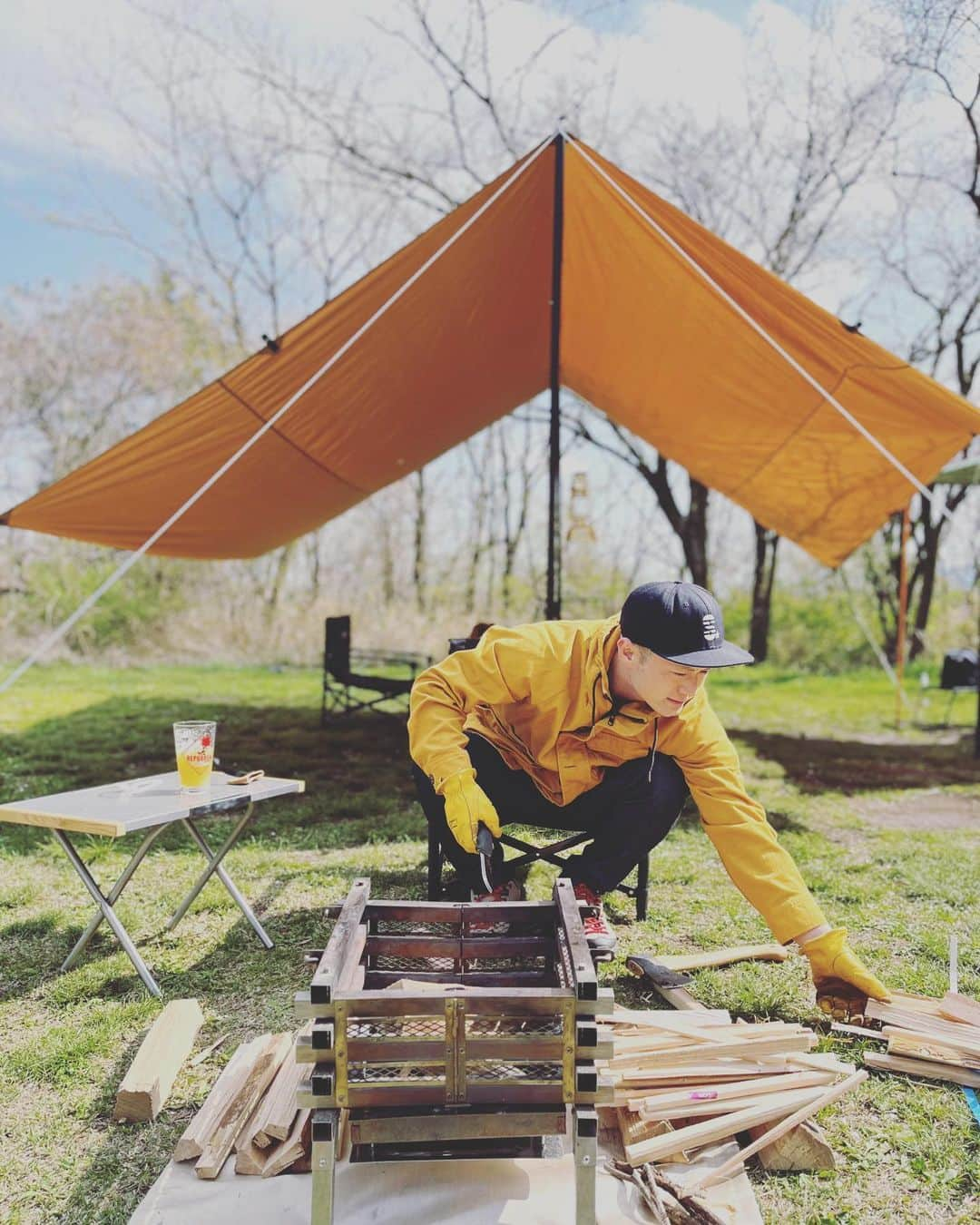 長崎峻侑のインスタグラム：「今年もキャンプ始動です🏕🔥✨ 大自然の中で好きなお酒と食べ物を限界まで味わう事が出来る、夢の様な空間🤤 コンクリートジャングルで生きてると、こういう自然は欠かせません🤣 キャンプ中に息子が、「自由なのがいいよねー😆って」 うん、確かに。これが自由だ。 大人のフリして生きている自分を見直そうと思いました。 もっと自由に生きよう😌✨ #キャンプ　#ファミリーキャンプ　#朝霧ジャンボリーオートキャンプ場　#焚き火　#酒　#自然　#山　#家族　#幸せ」